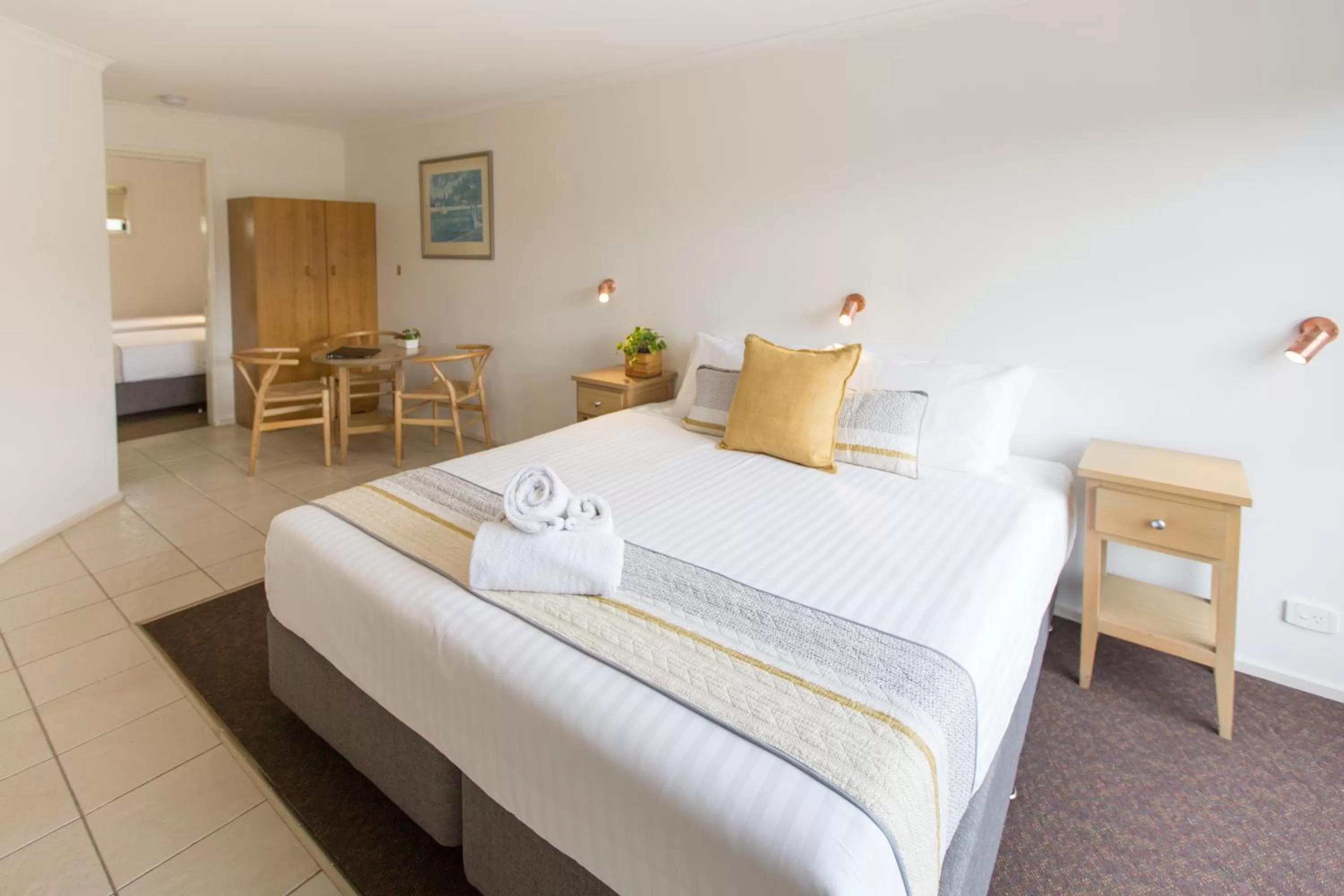 Seating area, Bed in Fox on the Run - Motel Kilmore