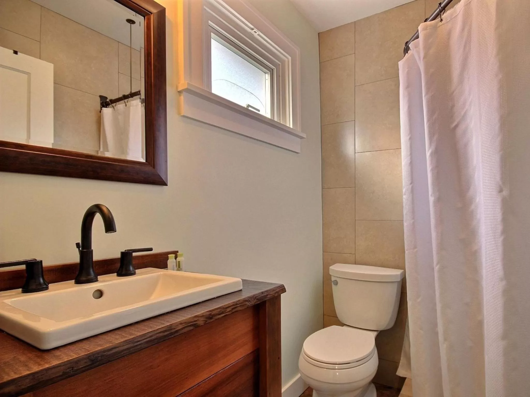 Shower in Pitchwood Inn