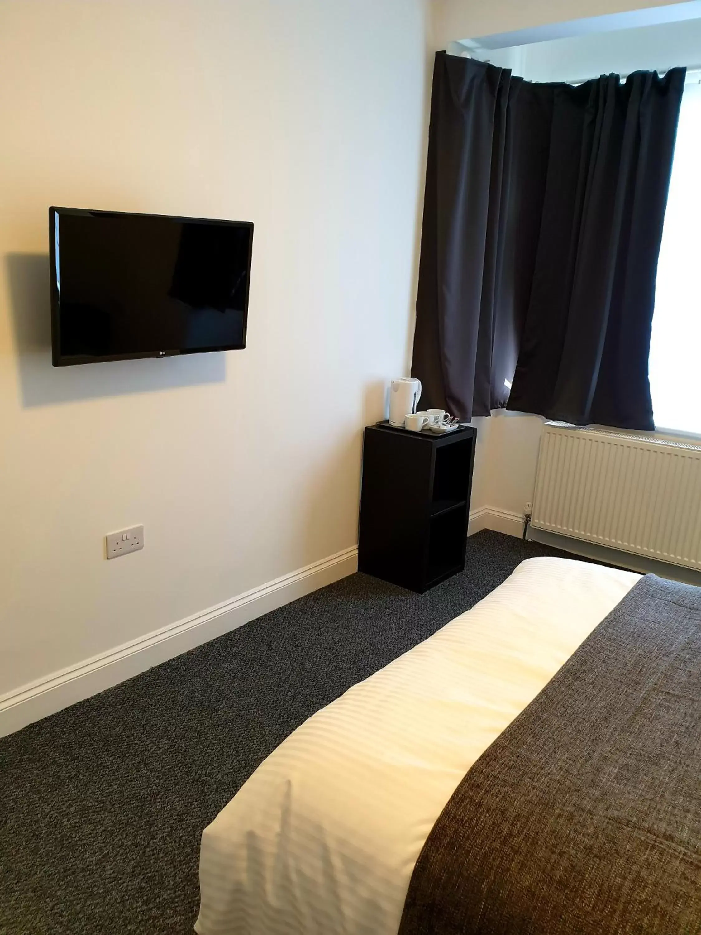 Bed, TV/Entertainment Center in Wanstead Hotel