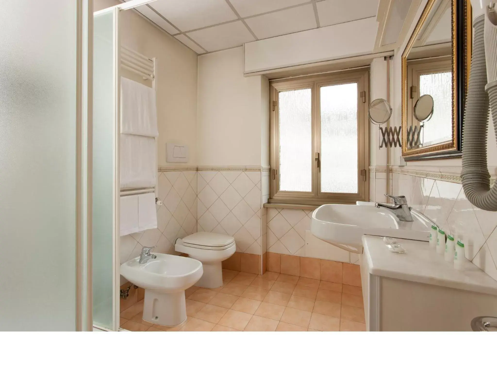 Bathroom in Eurogarden Hotel