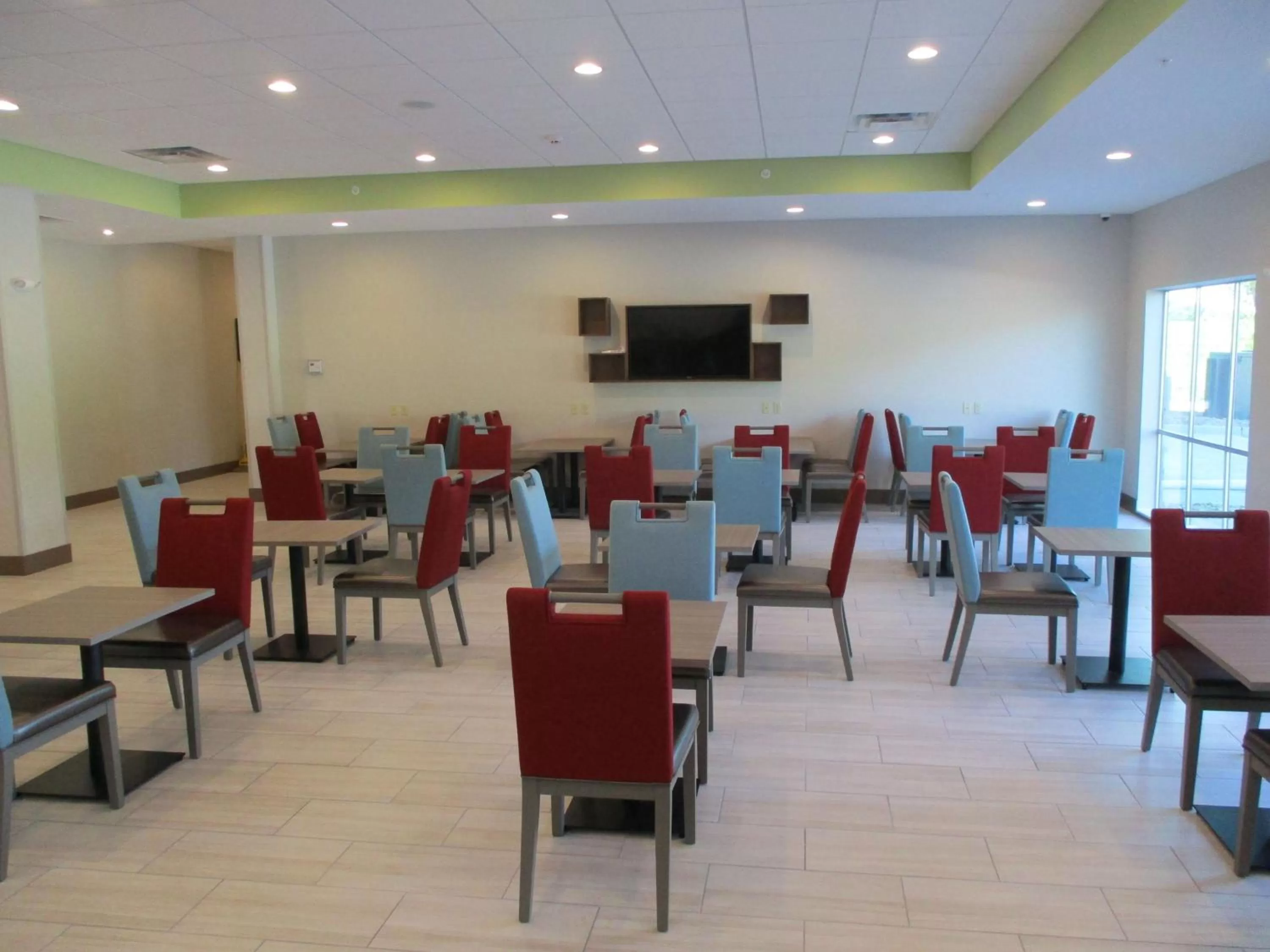 Restaurant/places to eat in La Quinta Inn & Suites by Wyndham Jackson-Cape Girardeau