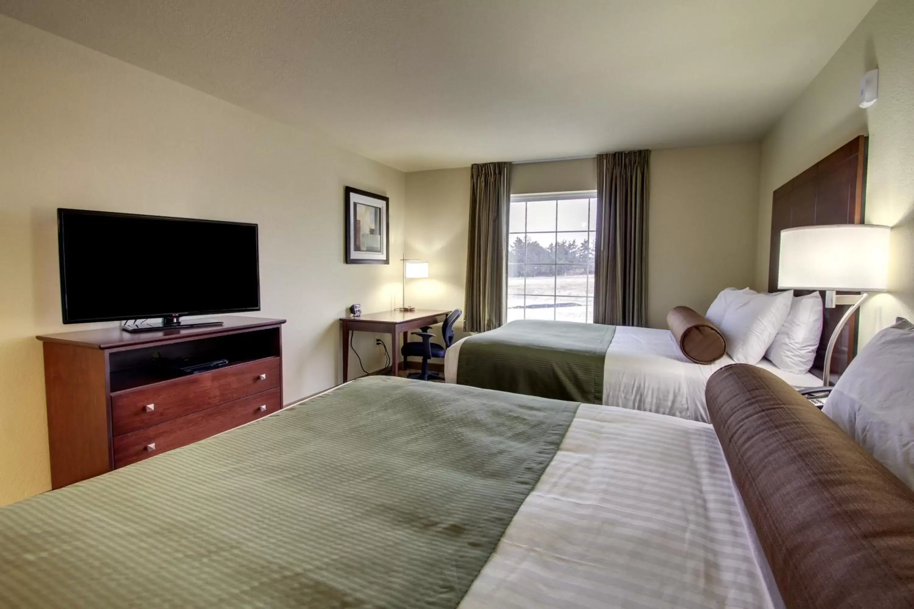 Bed, TV/Entertainment Center in Cobblestone Hotel & Suites - Waynesboro