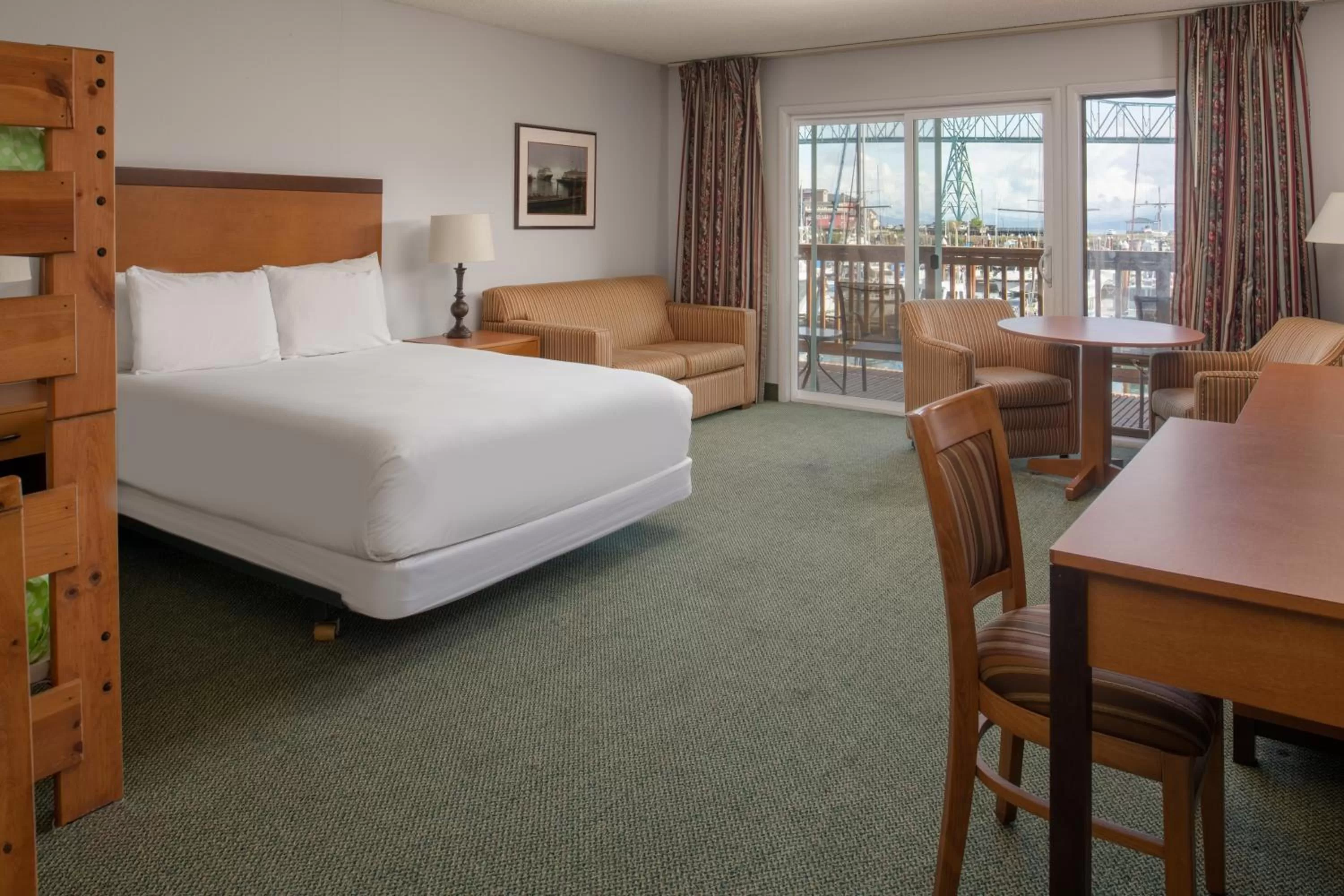 Photo of the whole room, Bed in Astoria Riverwalk Inn