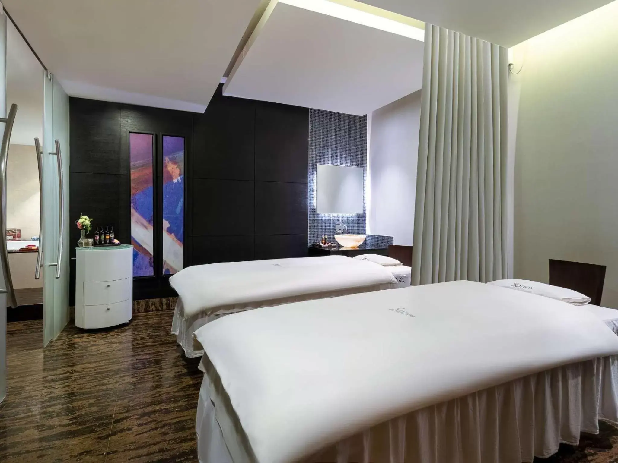 Spa and wellness centre/facilities, Bed in Sofitel Abu Dhabi Corniche