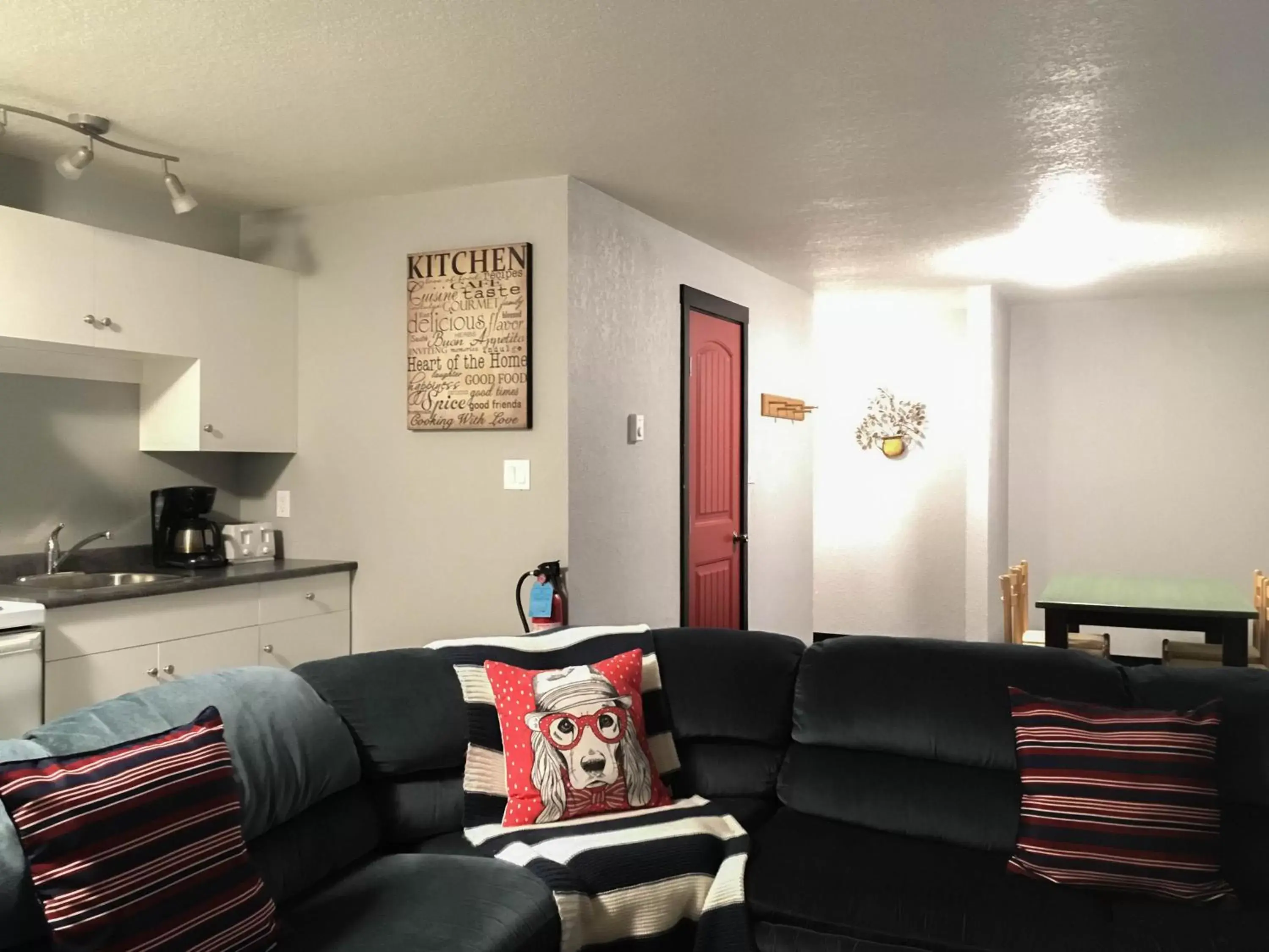 Kitchen or kitchenette, Seating Area in The Bulldog Hotel