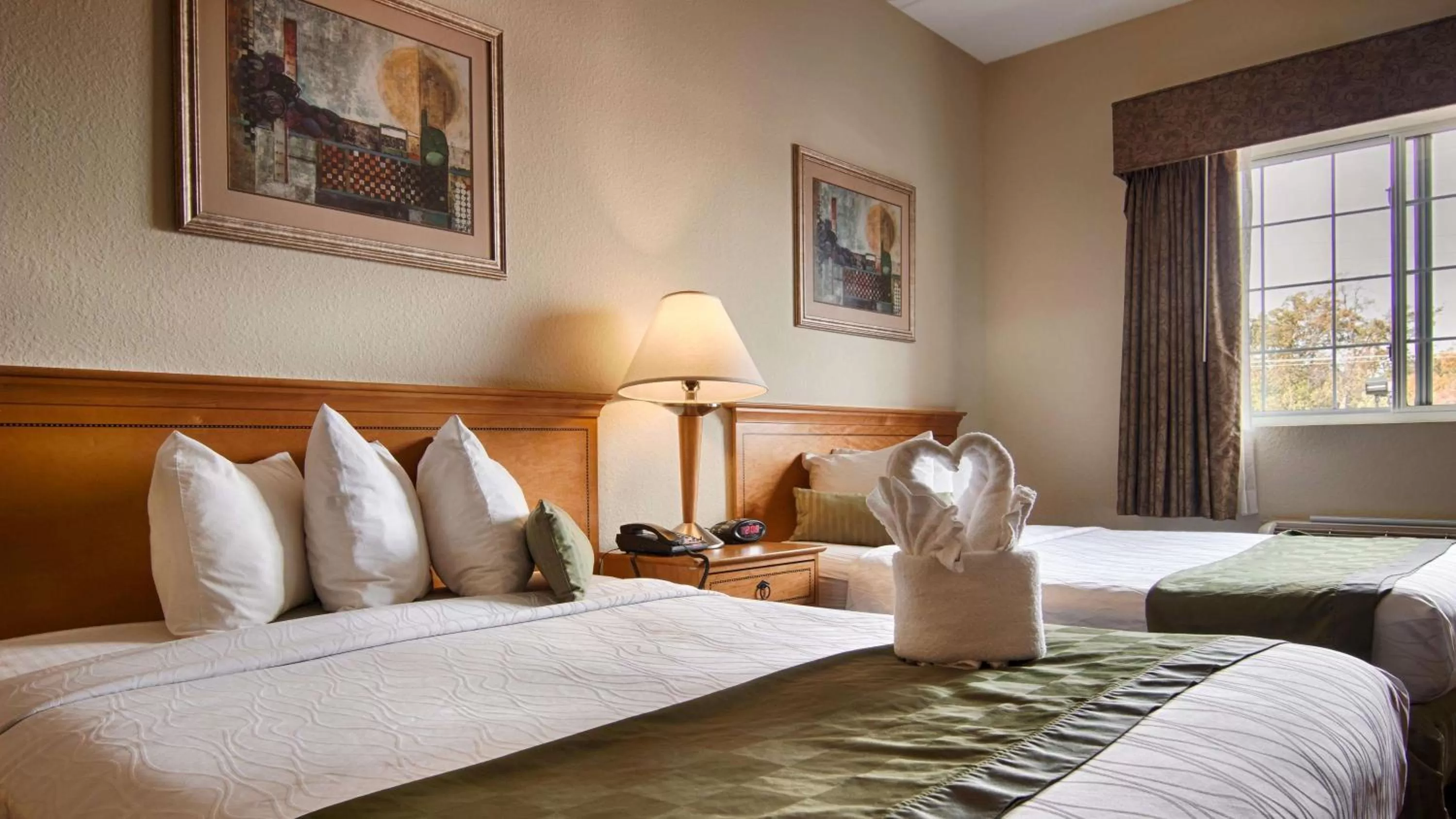 Photo of the whole room, Bed in Best Western Plus Newport News