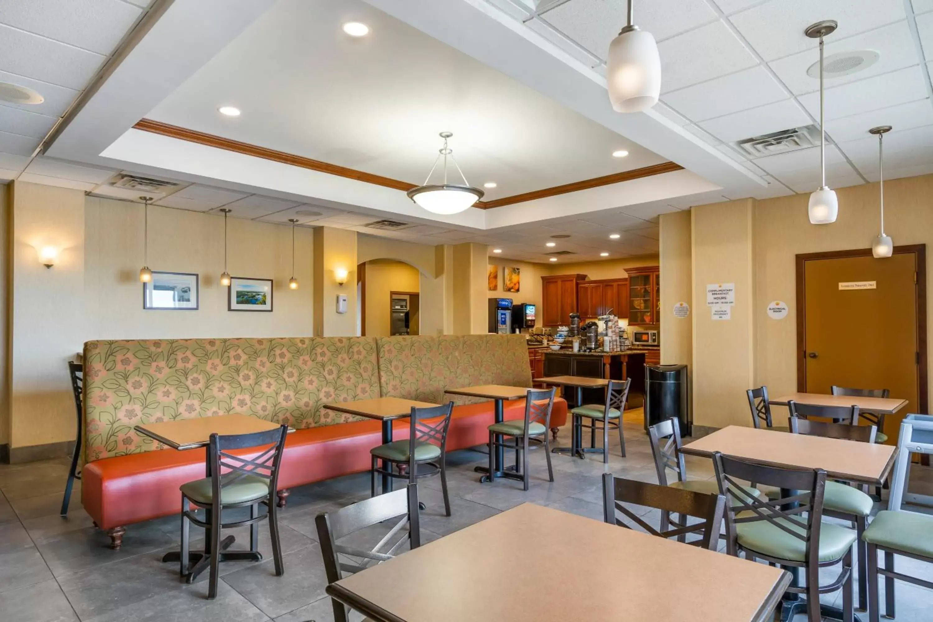 Breakfast, Restaurant/Places to Eat in Comfort Inn & Suites Watertown