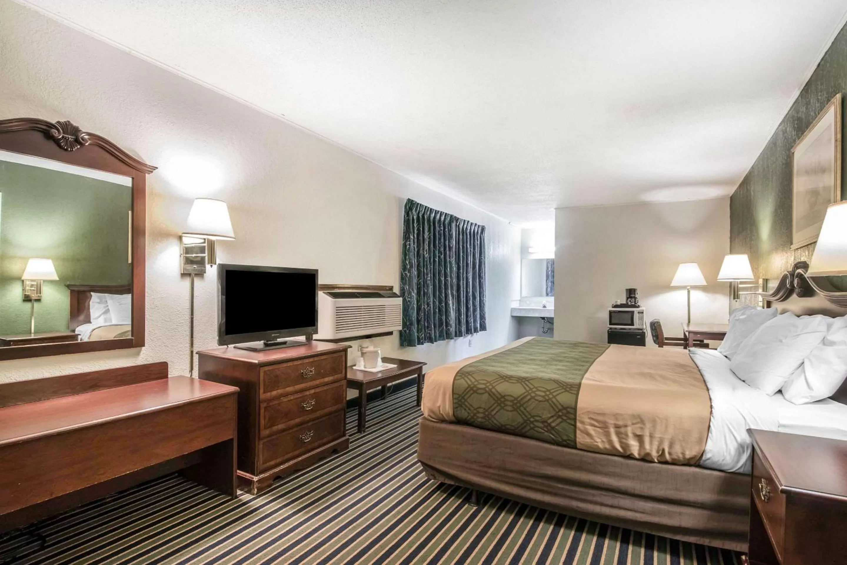 Photo of the whole room, Bed in Econo Lodge