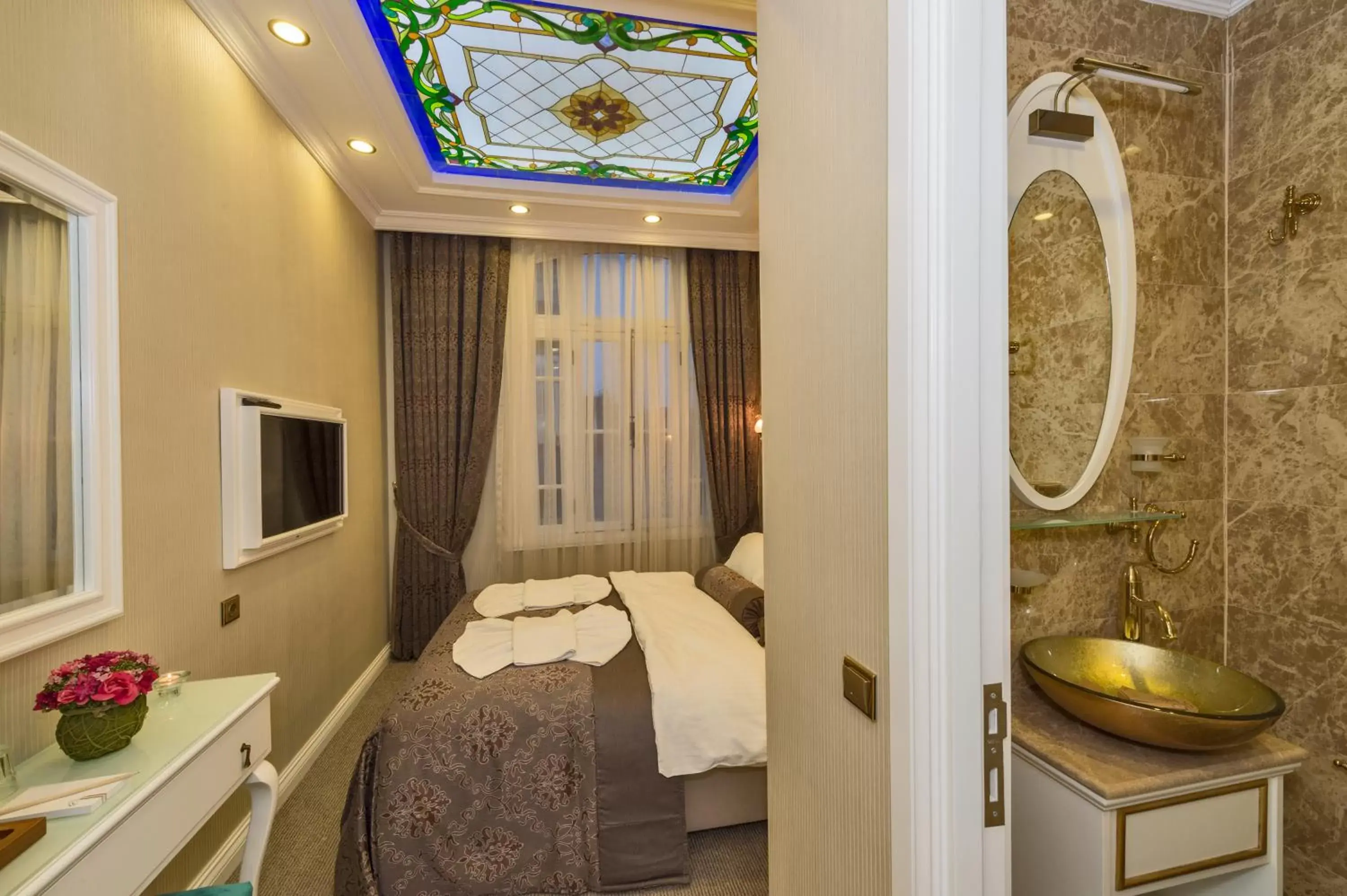 Bathroom, Bed in Alpek Hotel
