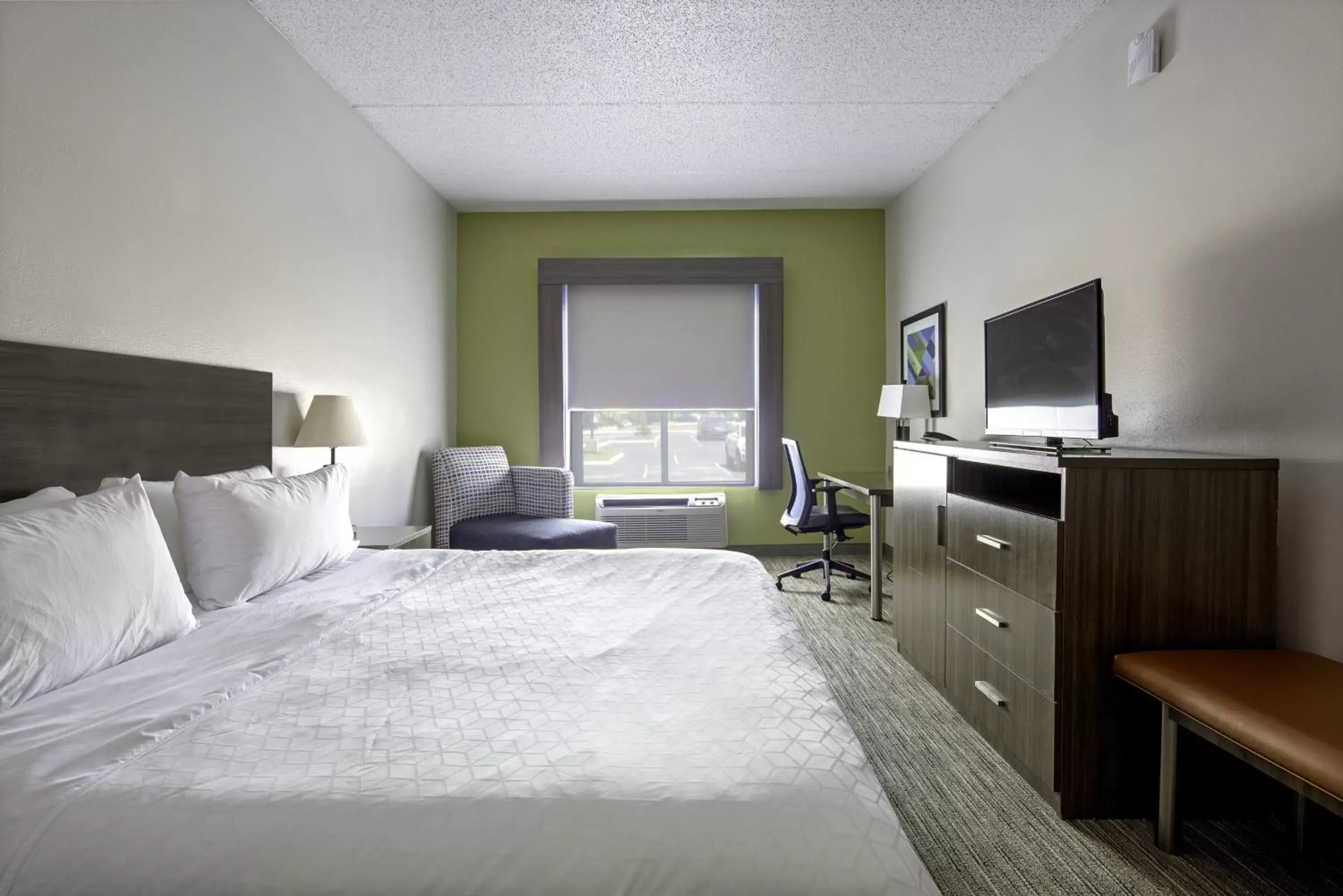 Bed in Holiday Inn Express Hotel & Suites Chattanooga-Lookout Mountain, an IHG Hotel
