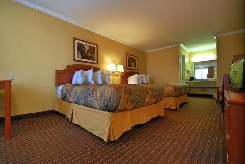Photo of the whole room, Bed in Americas Best Value Inn Killeen Ft Hood