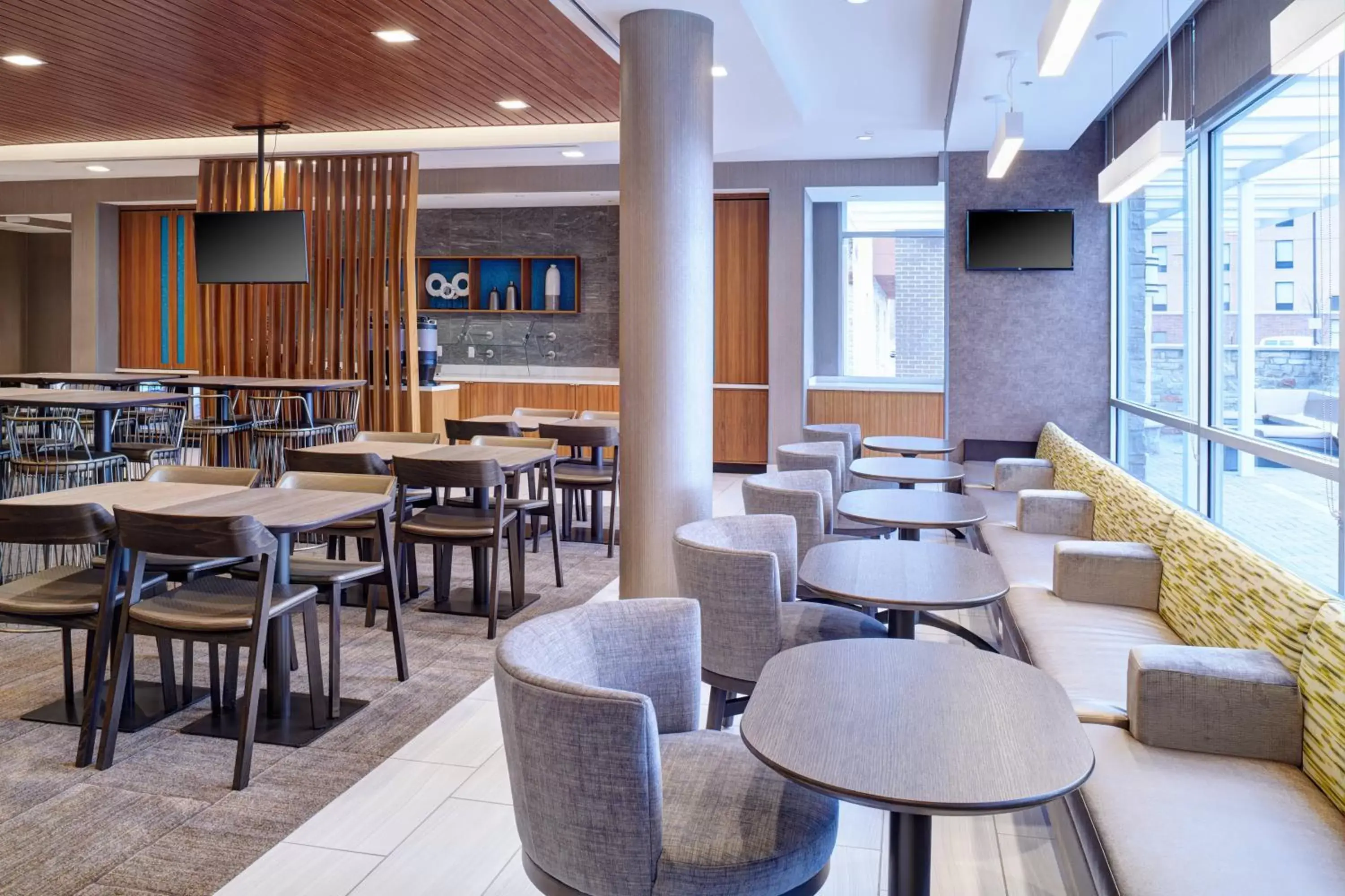 Lobby or reception, Lounge/Bar in SpringHill Suites by Marriott Detroit Wixom