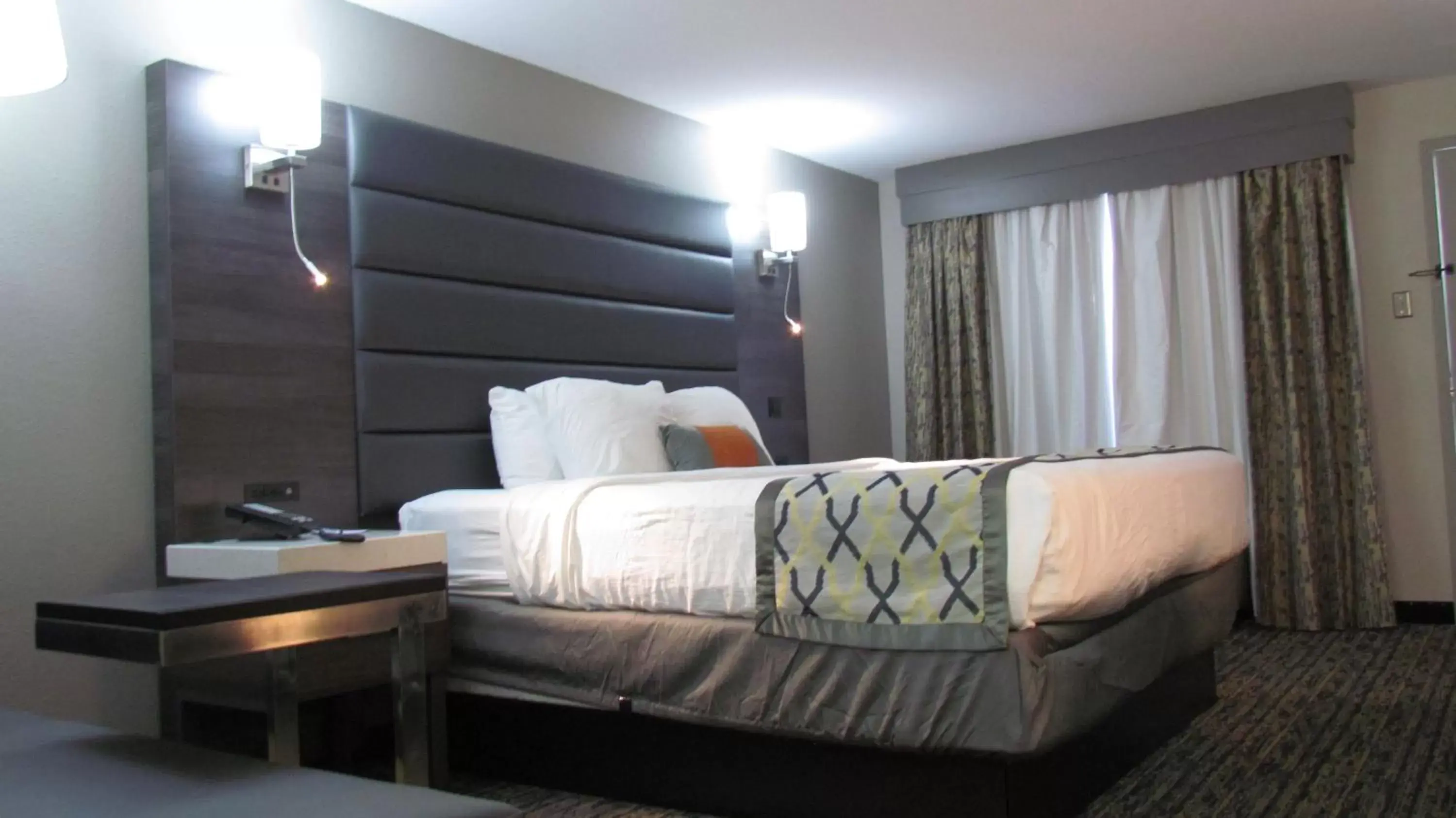 Bedroom, Bed in Baymont by Wyndham Murfreesboro