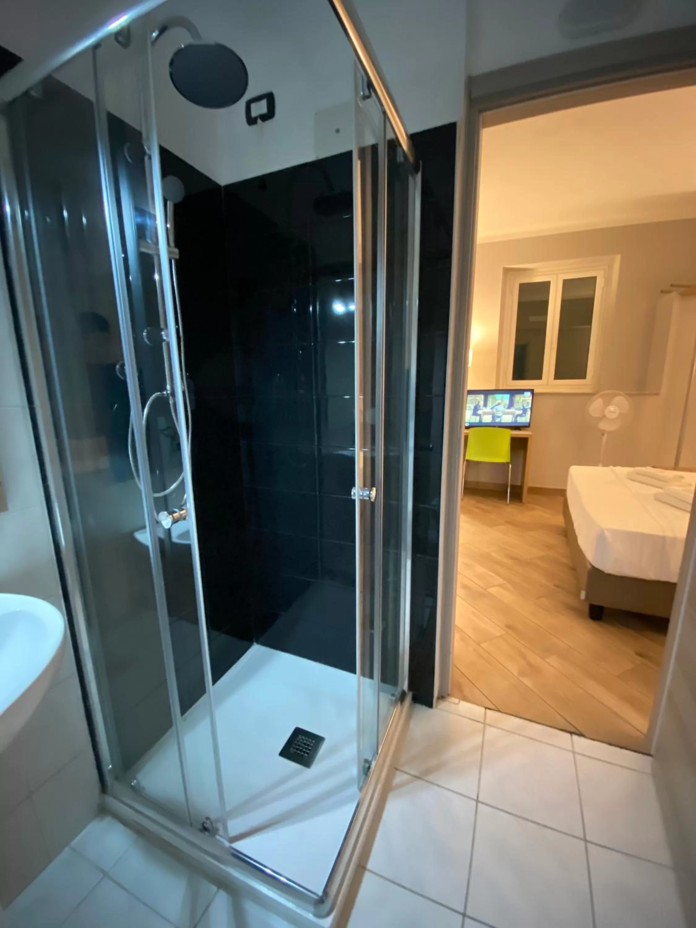 Bathroom, Bed in Hotel Genziana