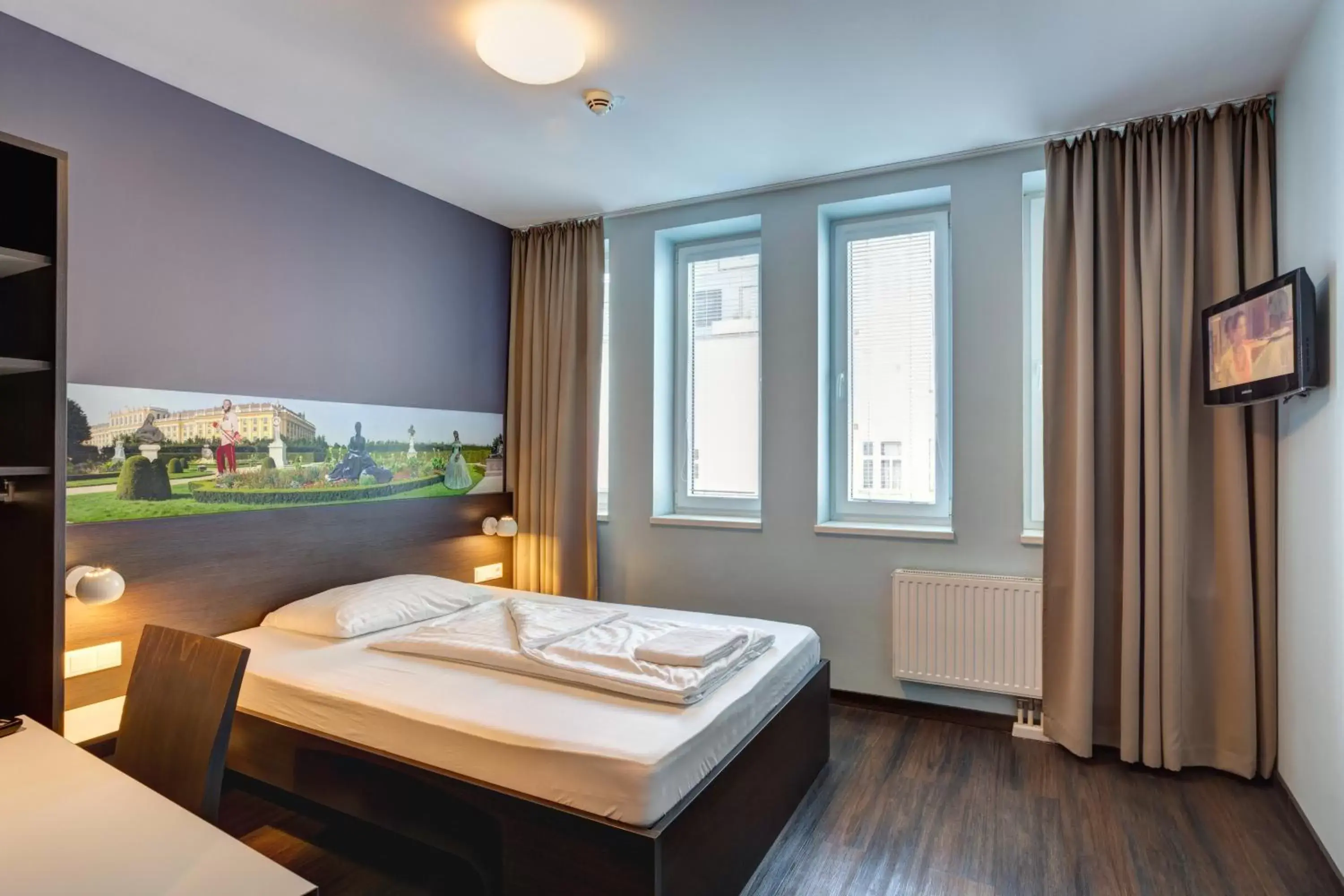 Photo of the whole room, Bed in MEININGER Hotel Wien Downtown Sissi