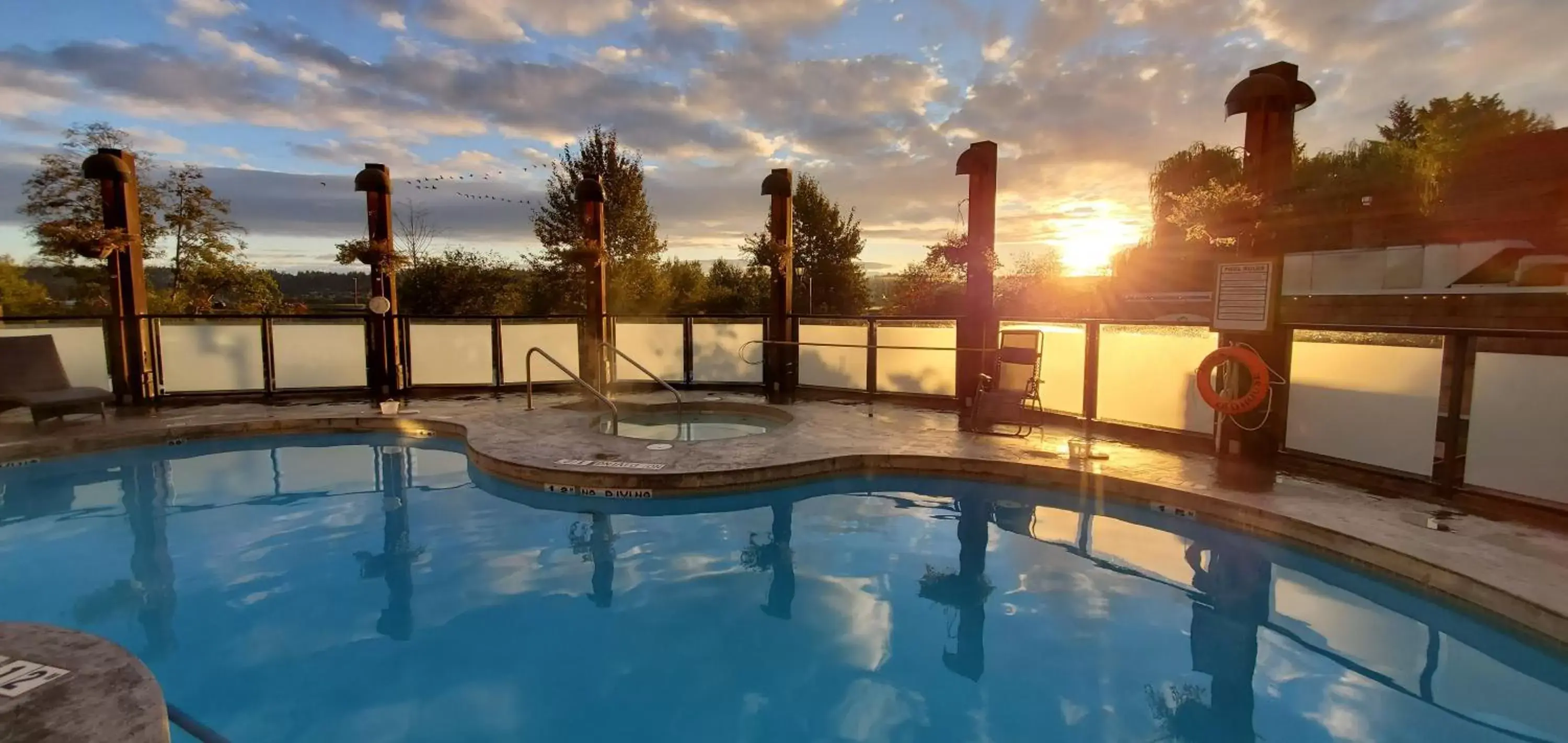 Hot Tub, Swimming Pool in Old House Hotel & Spa