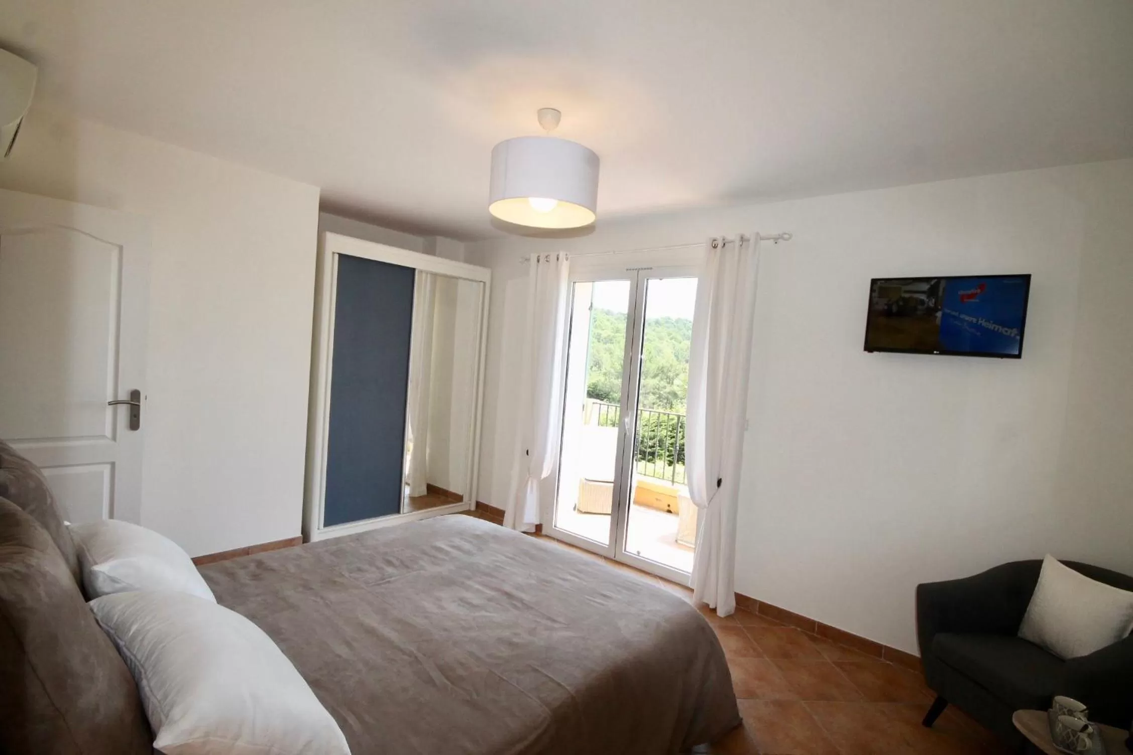 Bed in La Dolce Vita Opio