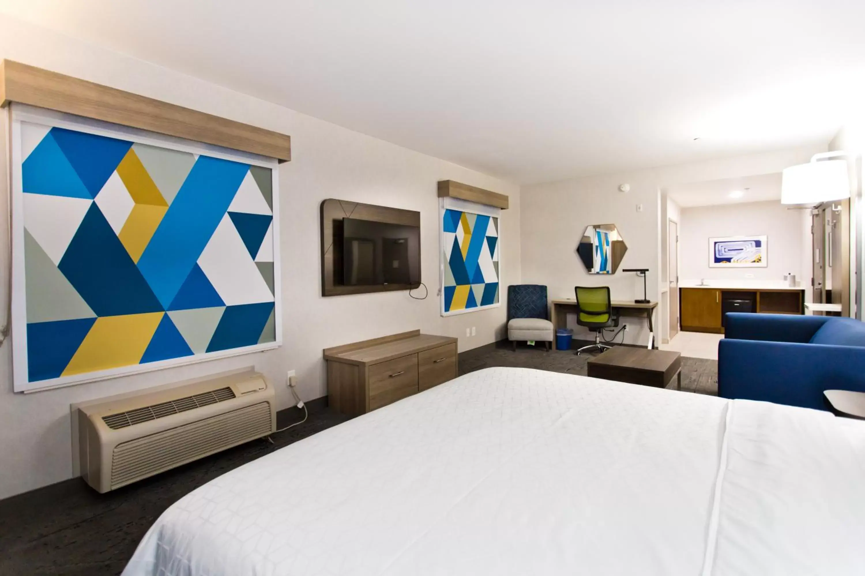 Bedroom in Holiday Inn Express & Suites Sacramento NE Cal Expo, an IHG Hotel