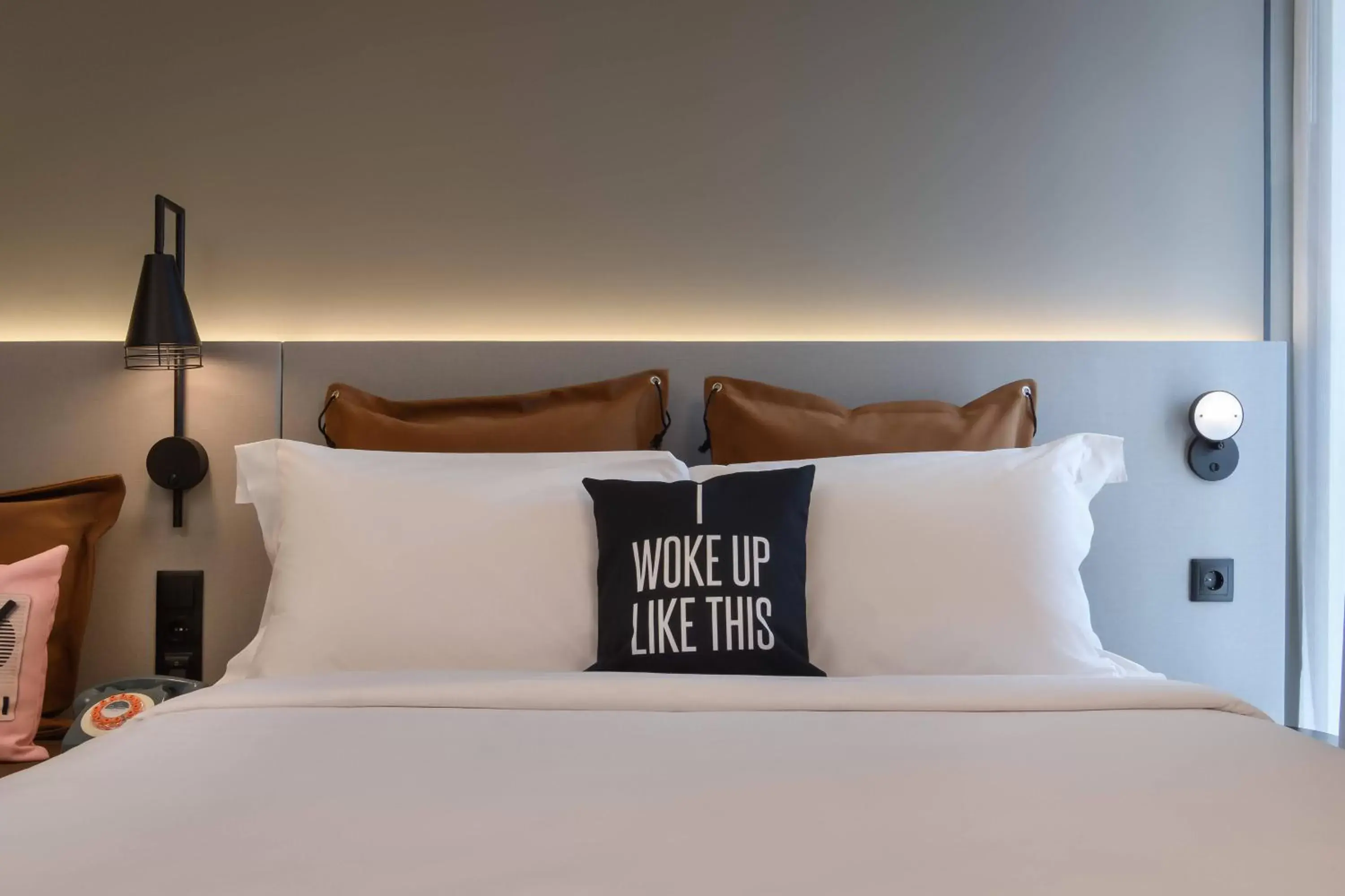 Photo of the whole room, Bed in Moxy Lisboa Oriente