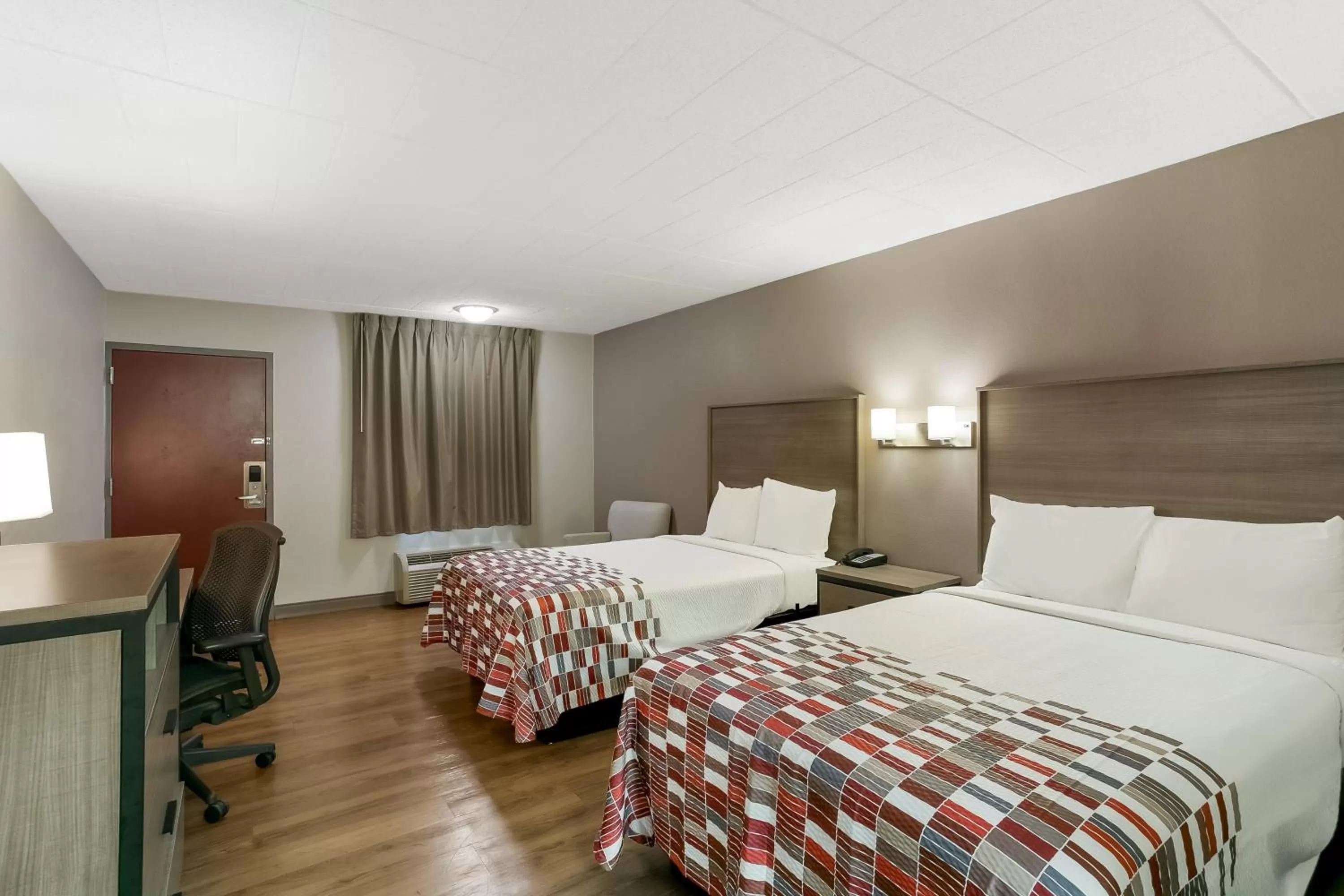 Bedroom, Bed in Red Roof Inn Baltimore