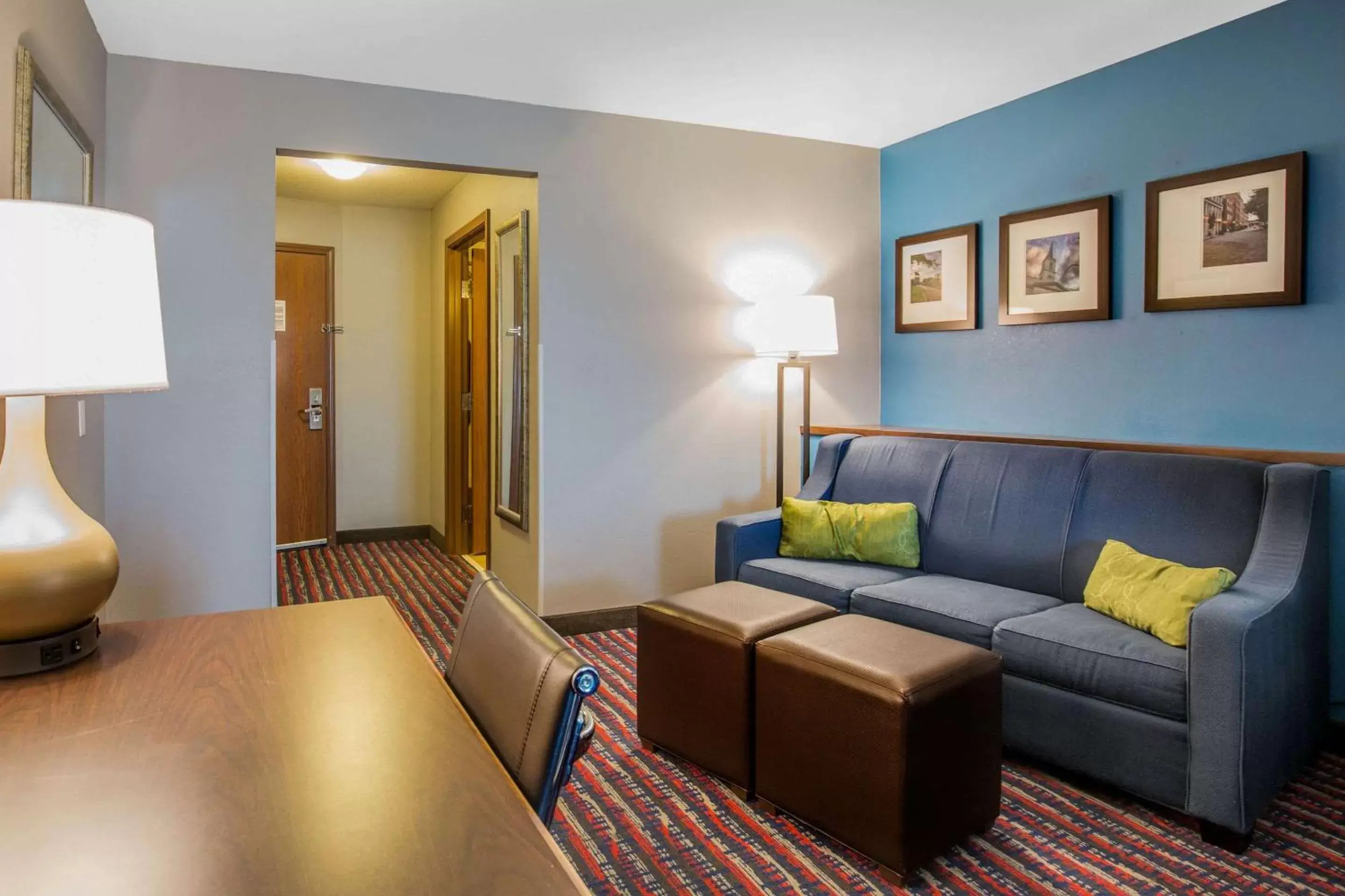 Living room, Seating Area in Comfort Suites Fairview Heights