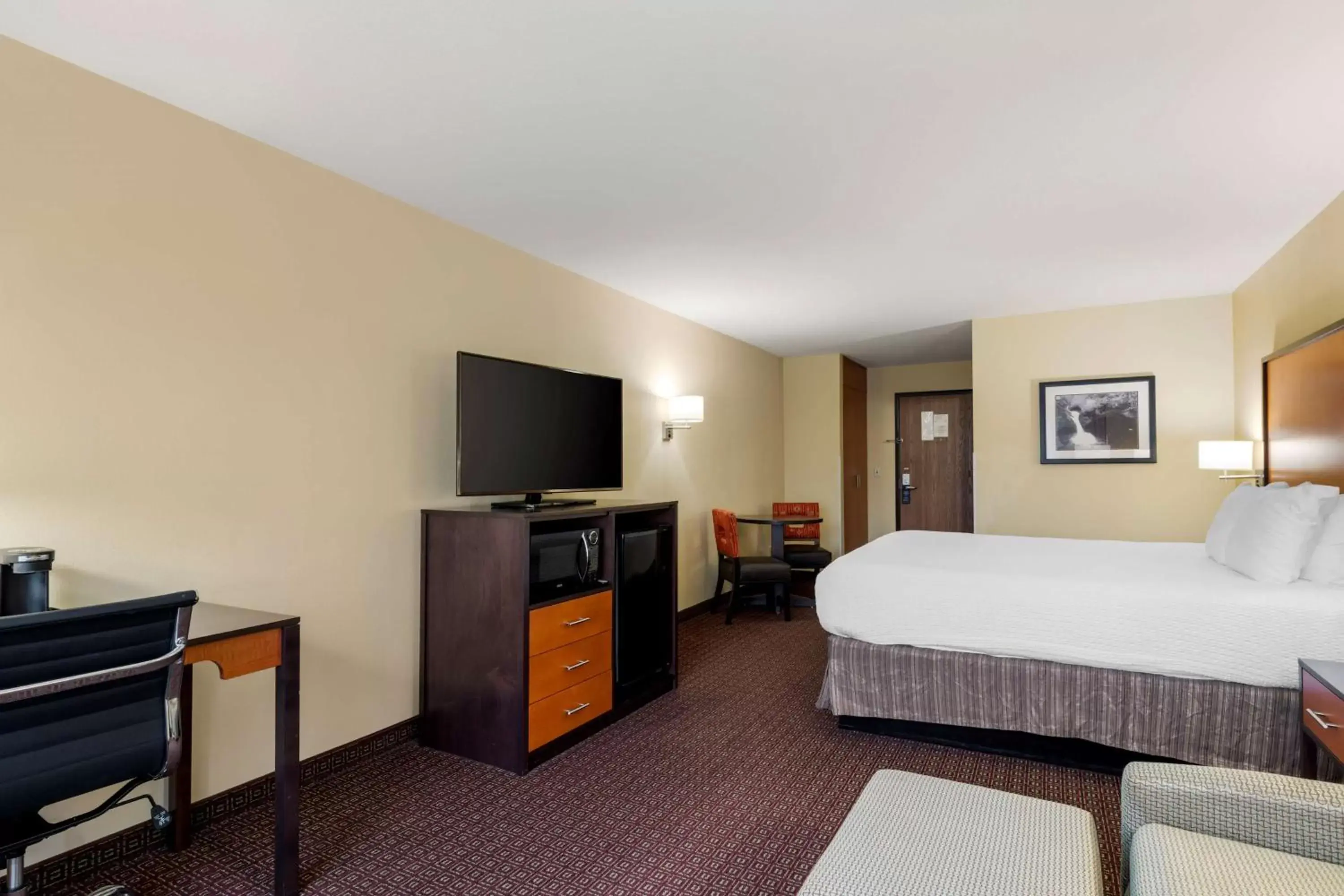 Bedroom, TV/Entertainment Center in Best Western Cascade Inn & Suites