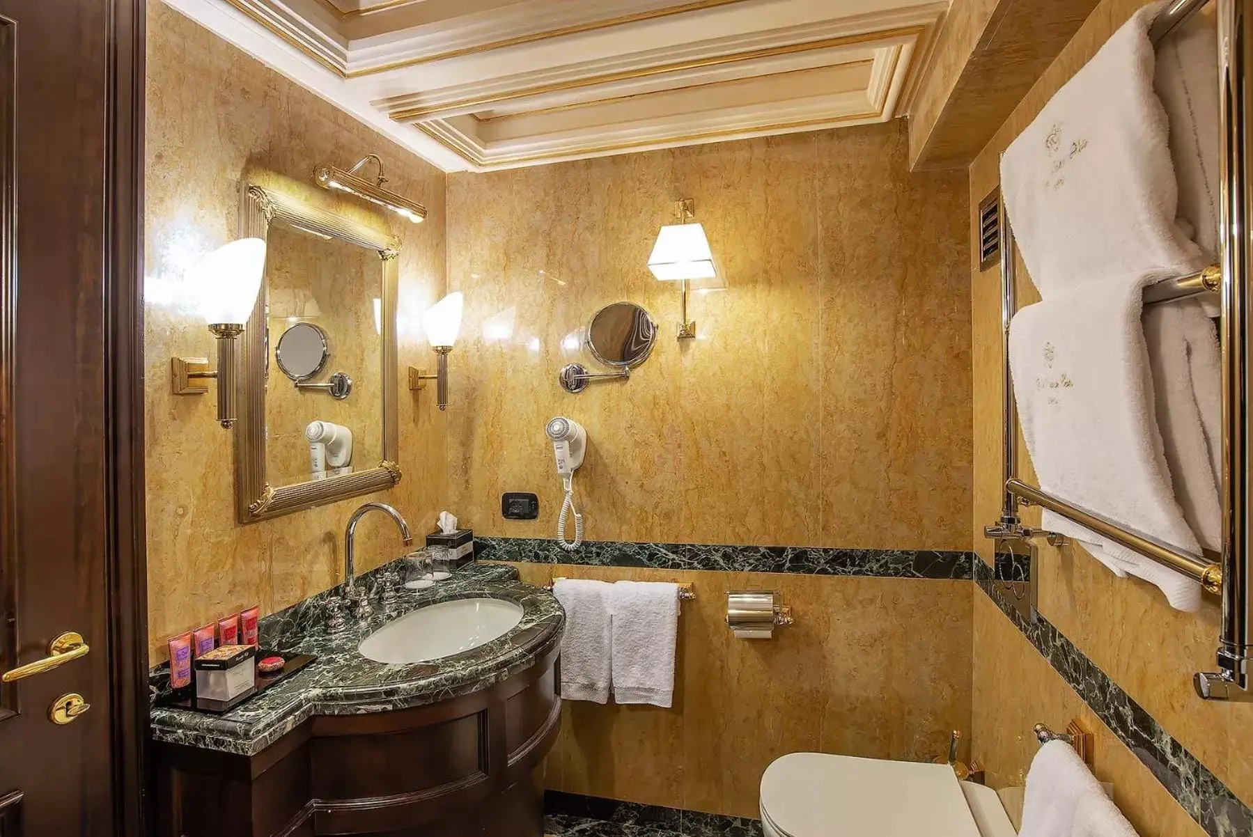 Bathroom in River Palace Hotel