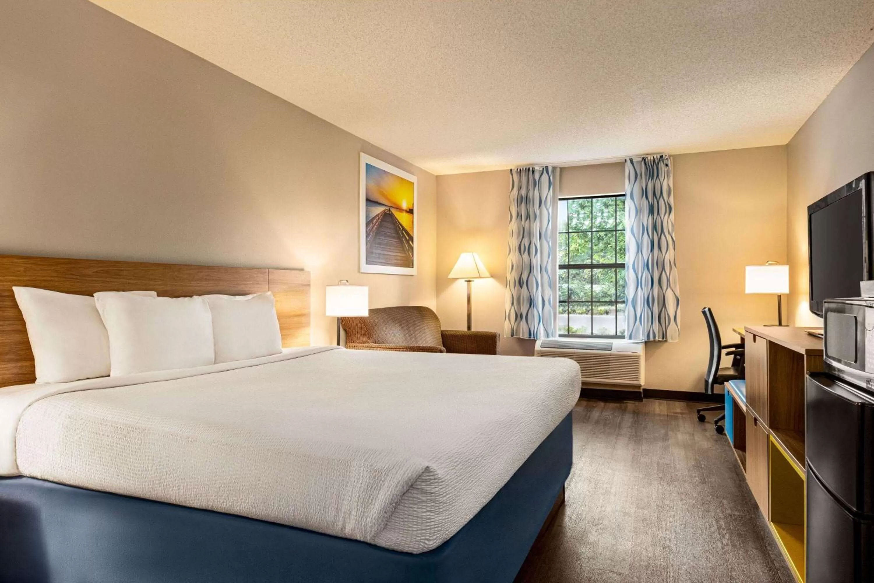 Photo of the whole room, Bed in Days Inn by Wyndham Shallotte