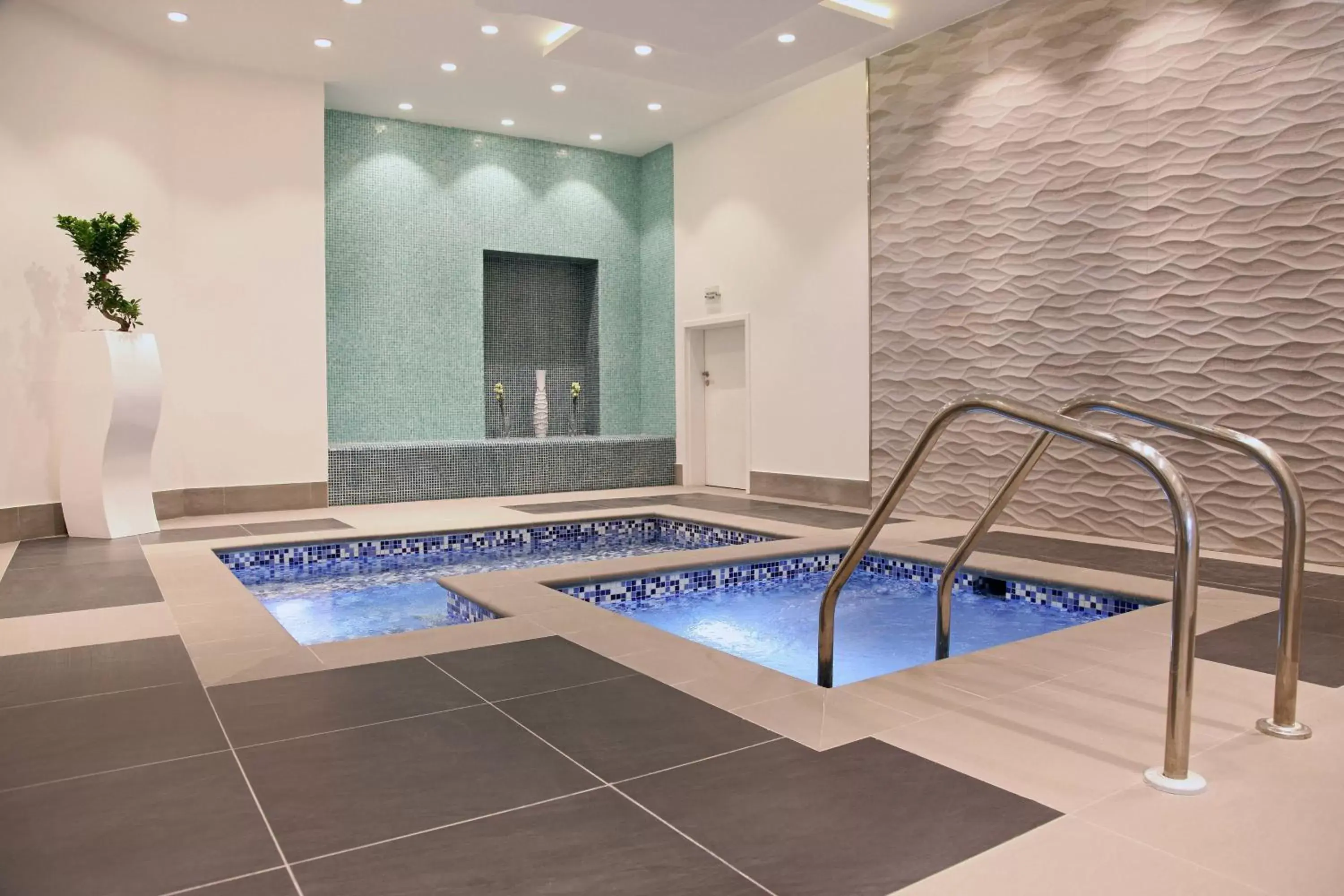 Fitness centre/facilities, Swimming Pool in Marriott Executive Apartments Madinah