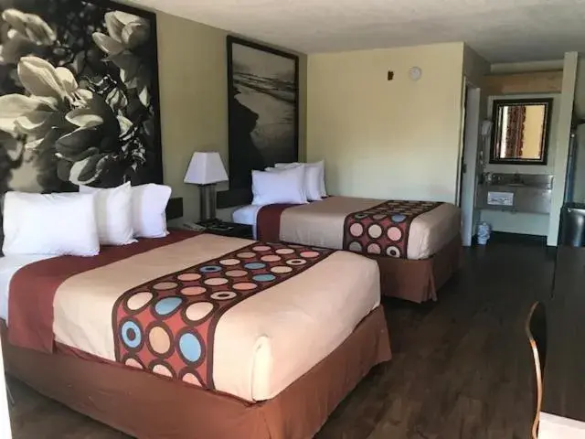 Photo of the whole room, Bed in Super 8 by Wyndham Fayetteville