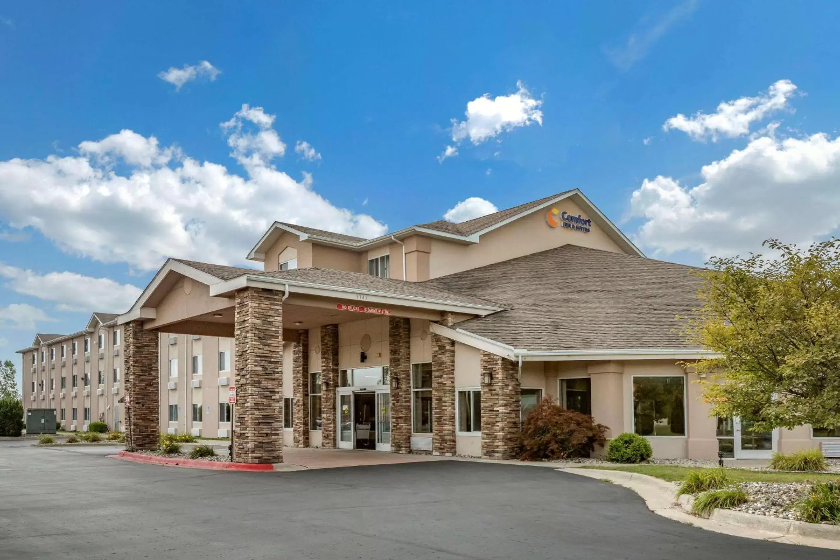 Property Building in Comfort Inn & Suites Dimondale