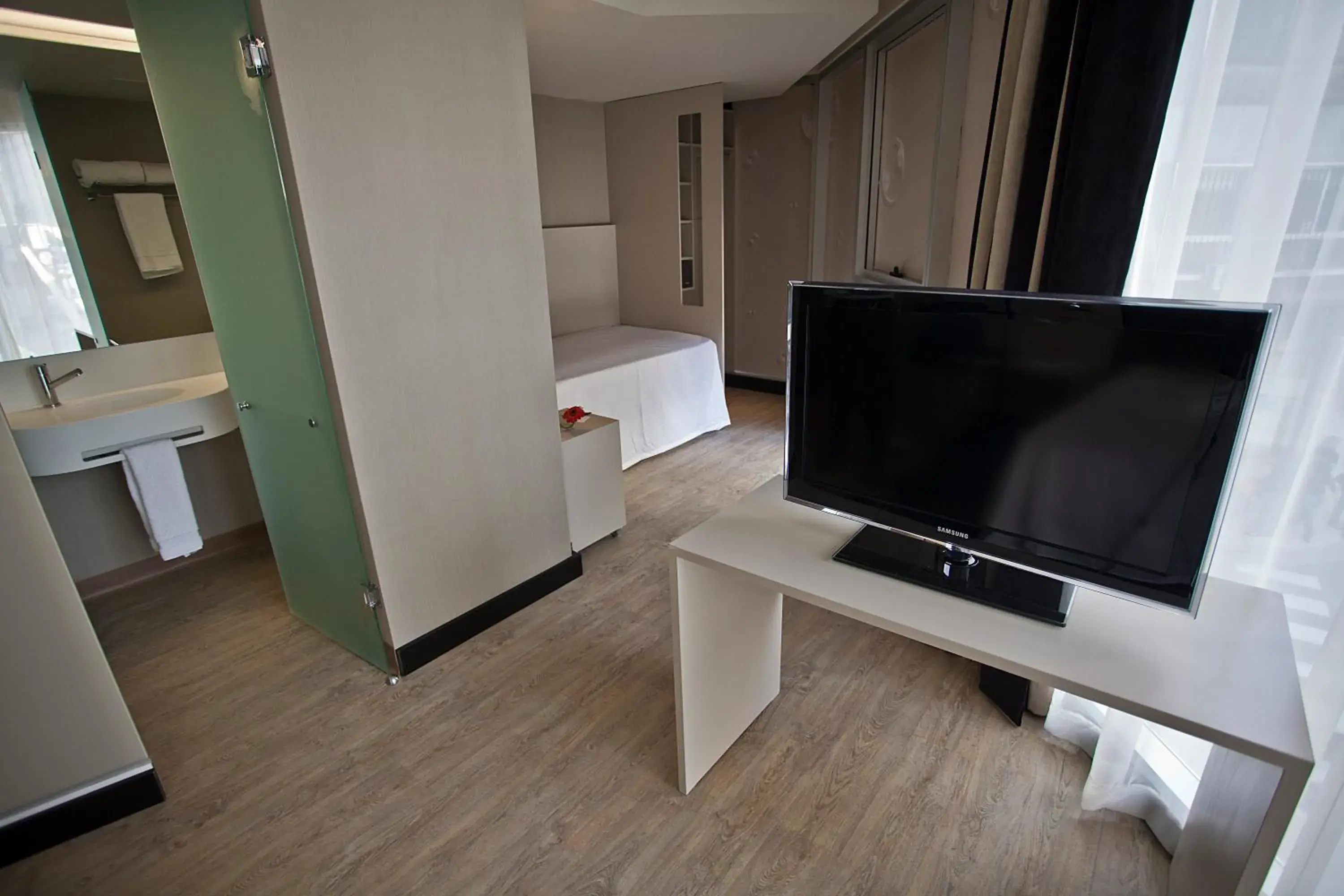 Bed, TV/Entertainment Center in Two Hotel Buenos Aires