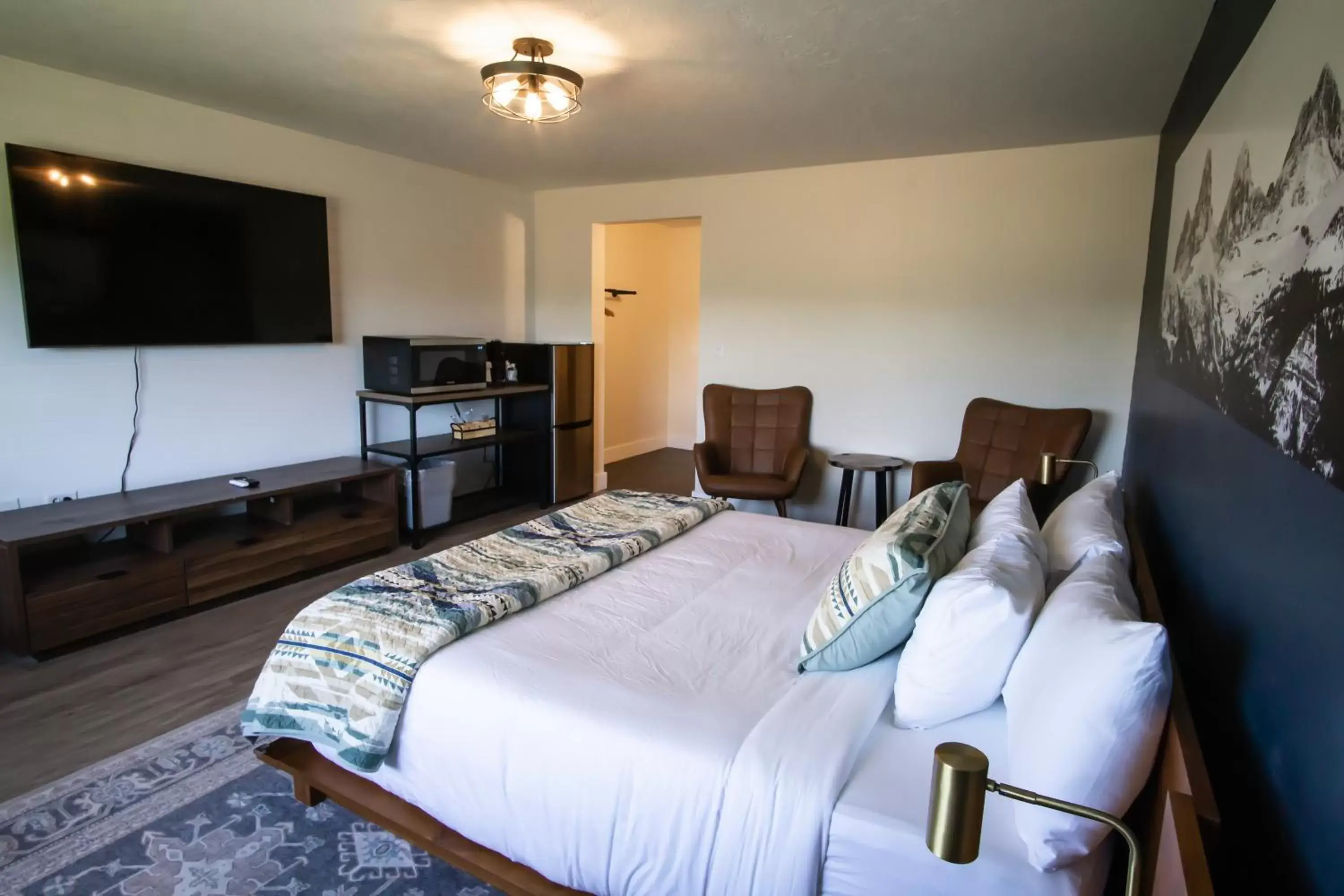 Communal lounge/ TV room, Bed in Teton Peaks Resort