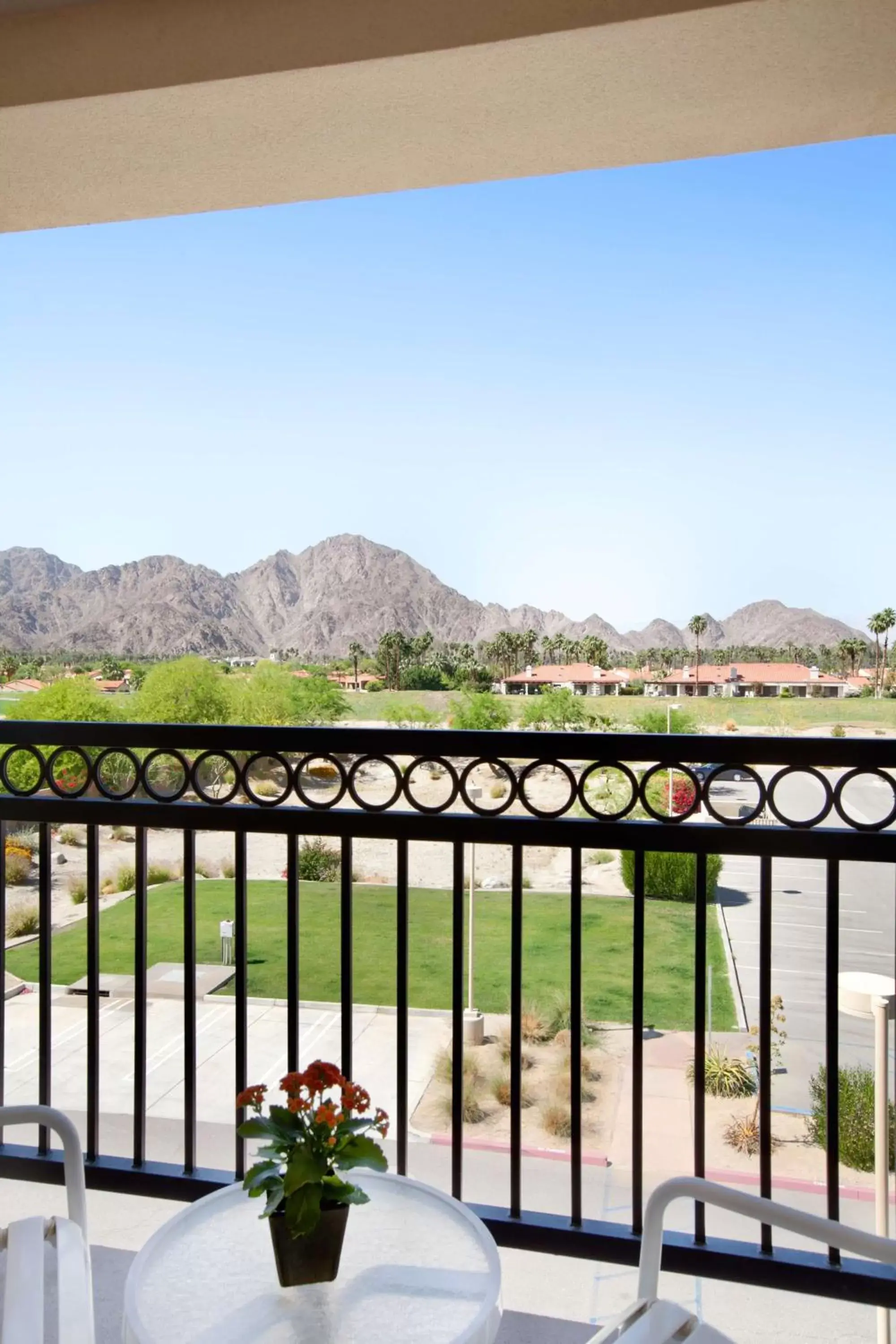 Bed, Mountain View in Embassy Suites La Quinta Hotel & Spa