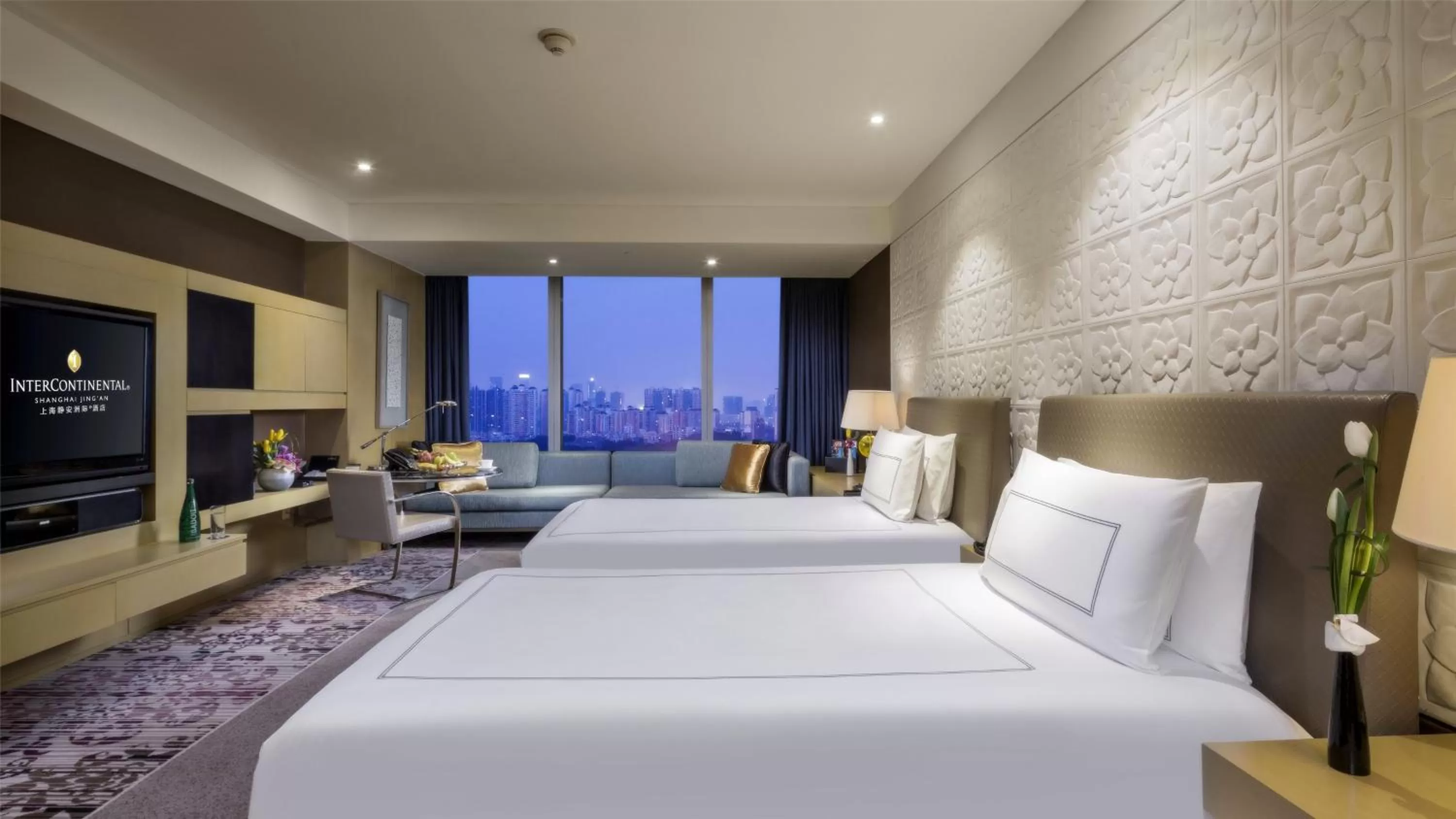 Photo of the whole room, Bed in InterContinental Shanghai Jing' An by IHG