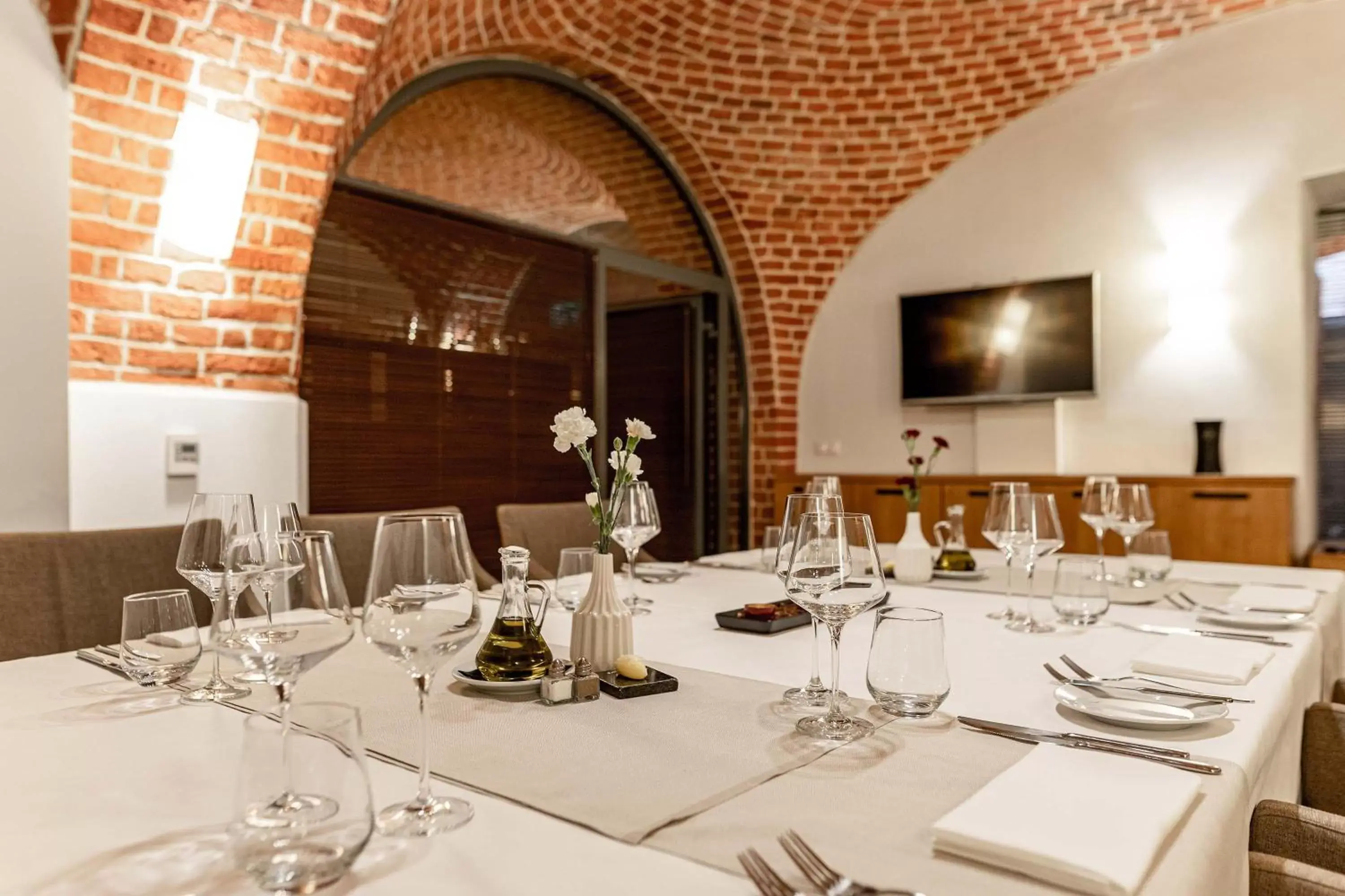 Meeting/conference room, Restaurant/Places to Eat in The Granary - La Suite Hotel