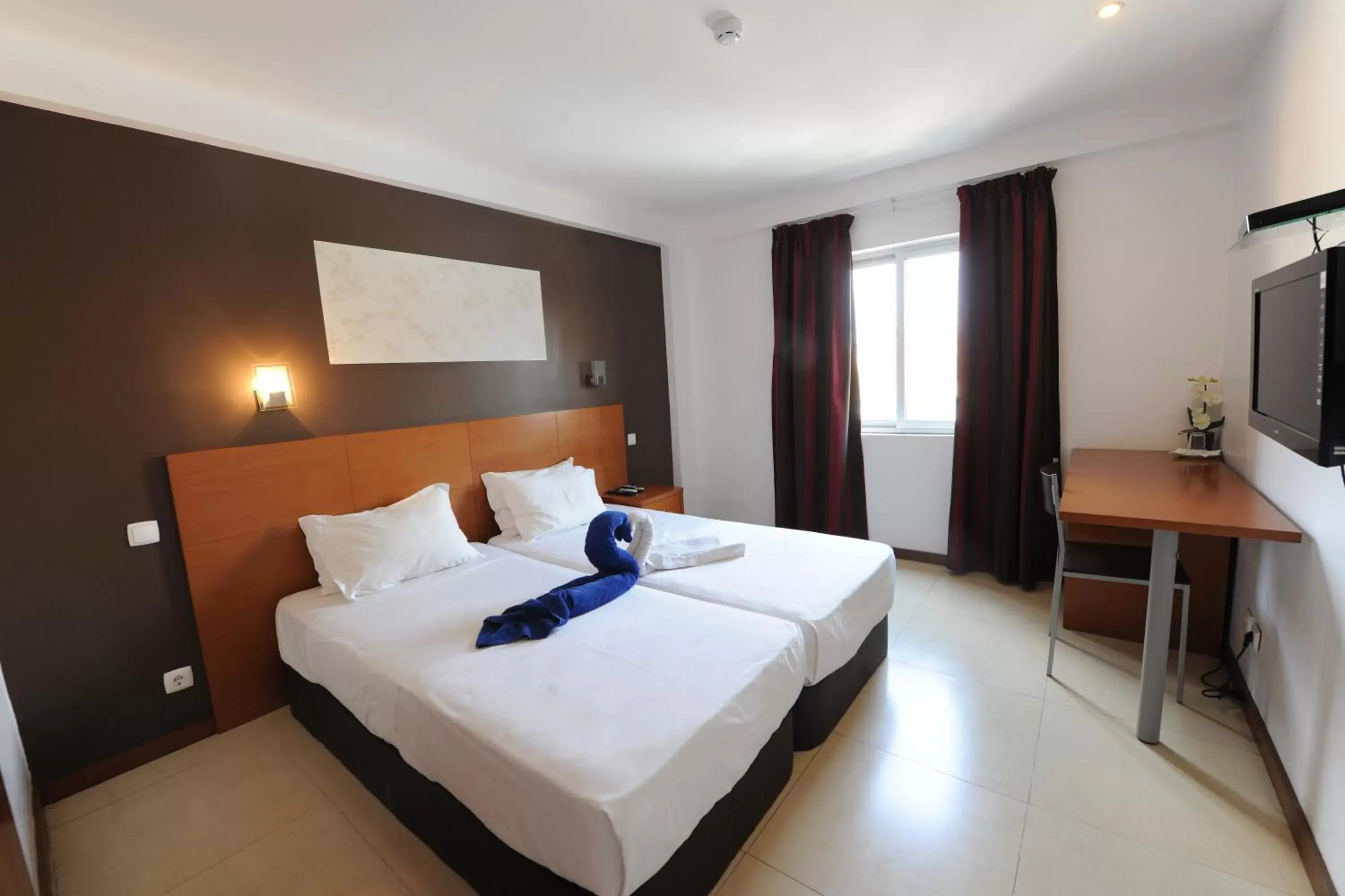 Photo of the whole room, Bed in Inn Luanda