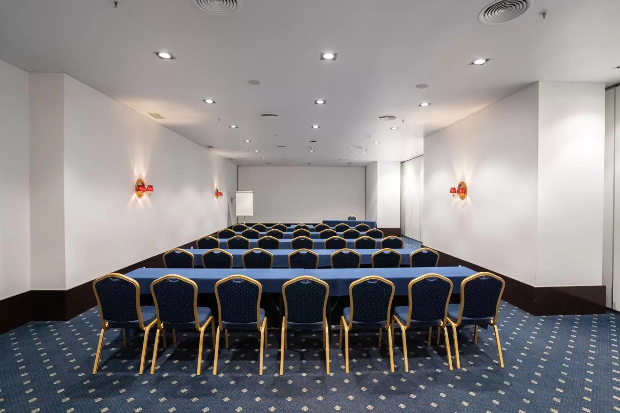 Meeting/conference room in Holiday Inn Porto Gaia, an IHG Hotel