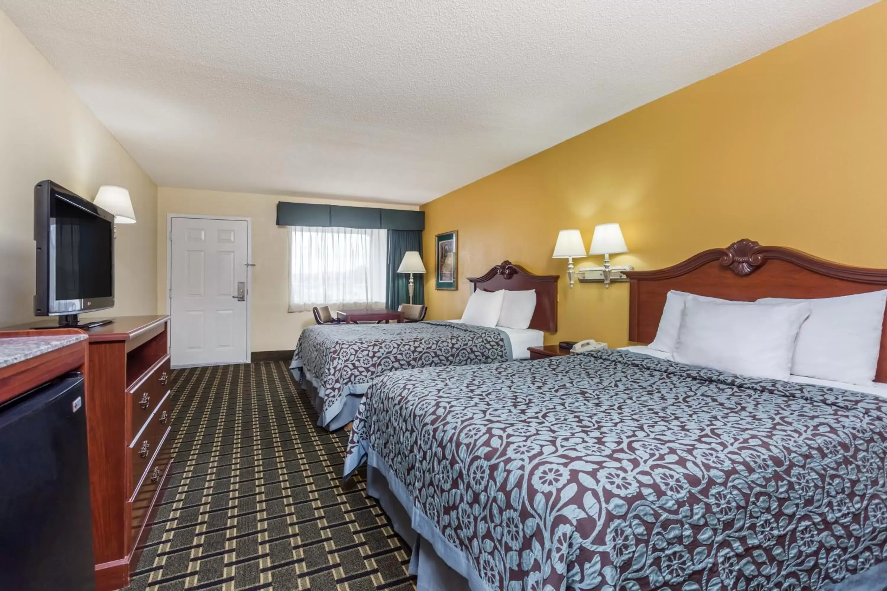 Property building in Days Inn & Suites by Wyndham Warner Robins Near Robins AFB