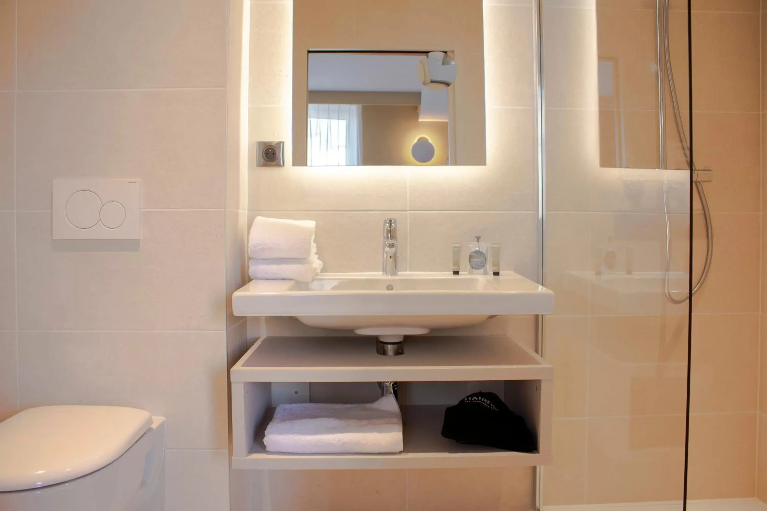 Bathroom in Brit Hotel Limoges Centre Gare - Hôtel & Spa