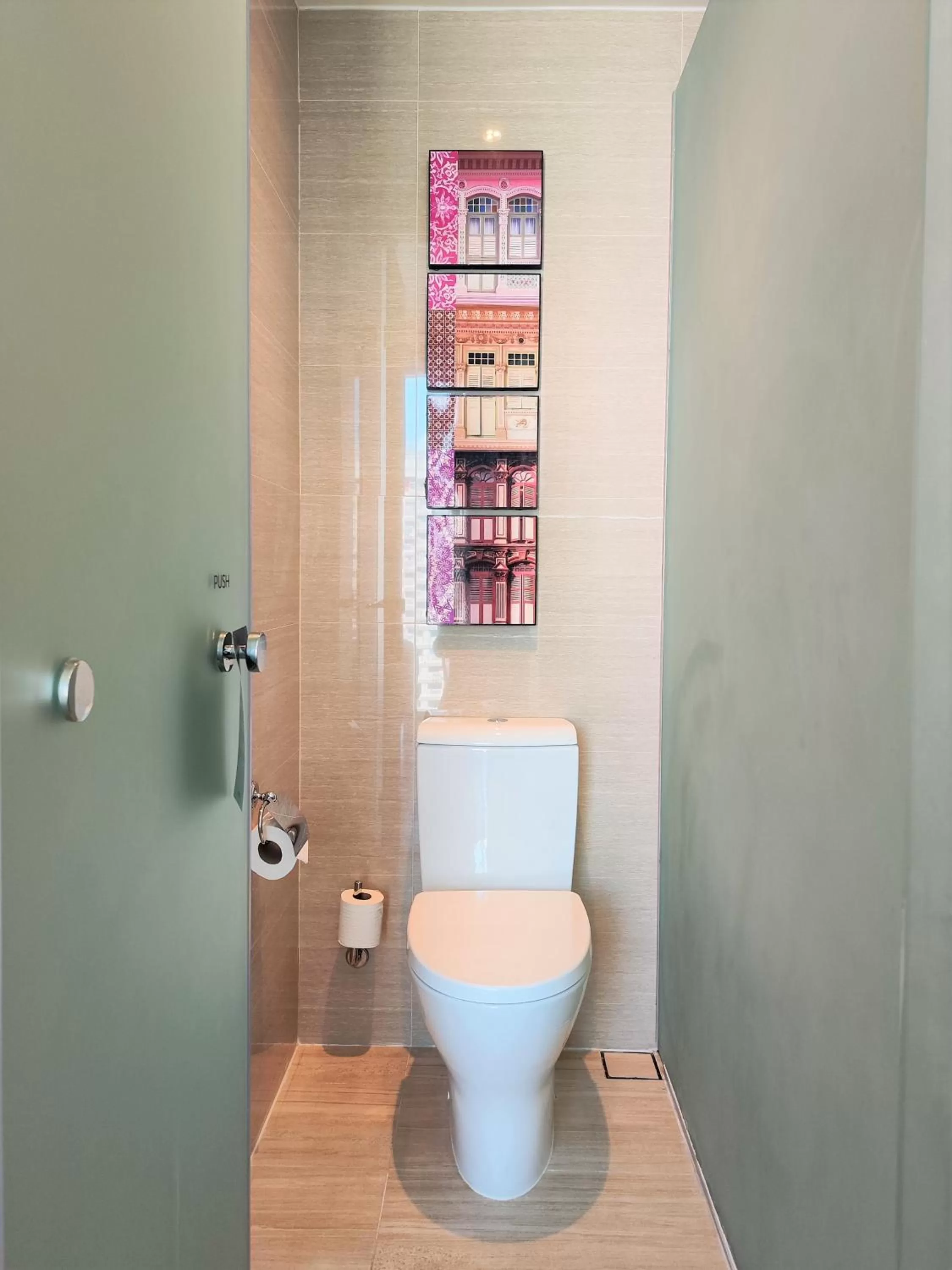 Toilet in Mercure Singapore Bugis