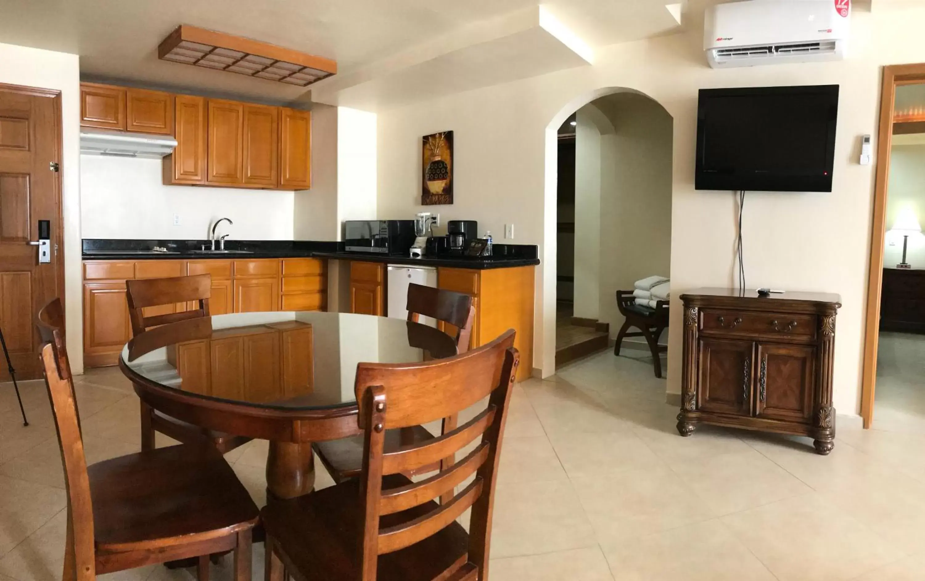 Kitchen or kitchenette, Dining Area in Hotel Playa Bonita Resort