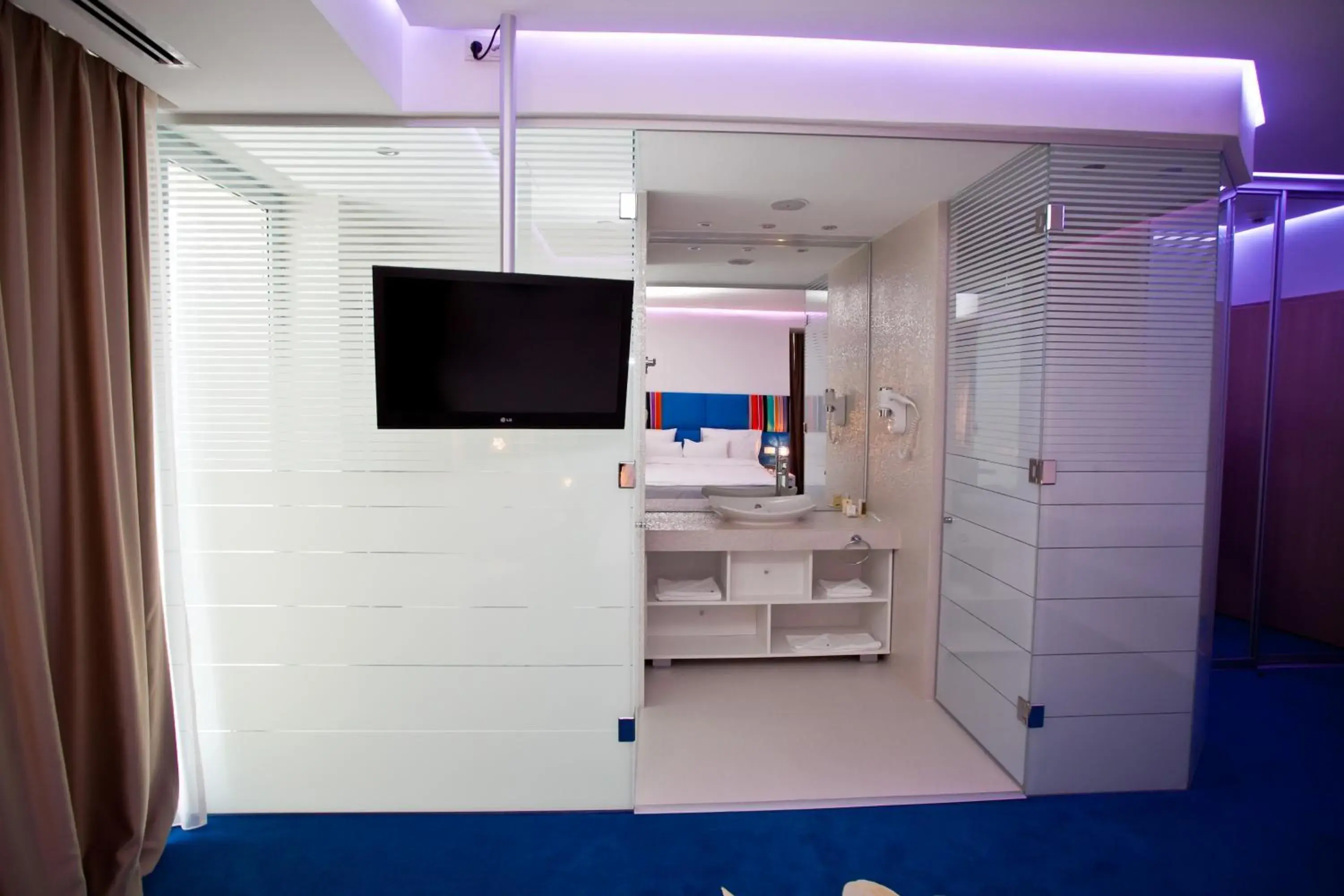 Bathroom, TV/Entertainment Center in Marshal Garden Hotel