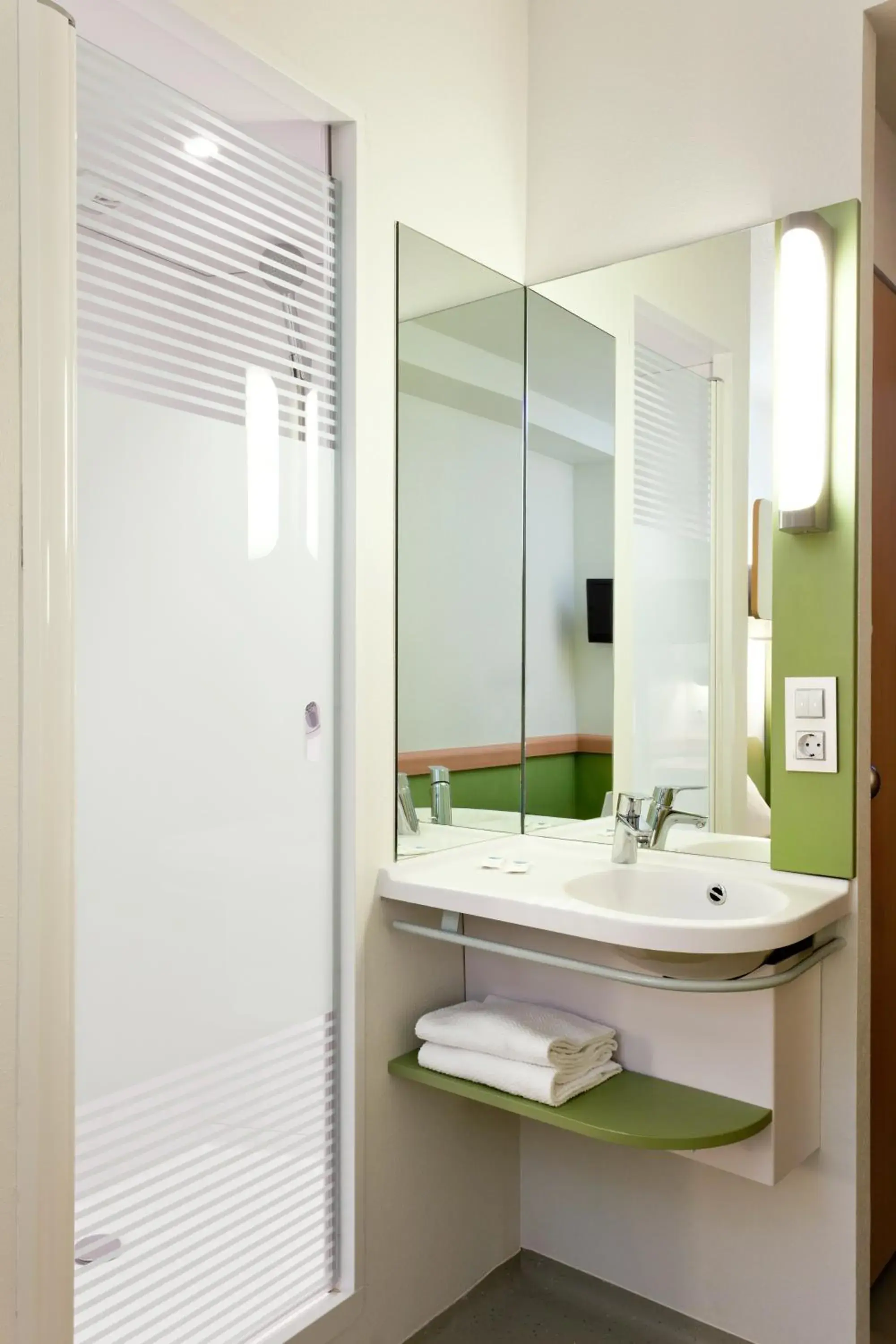 Shower, Bathroom in Ibis Budget Madrid Vallecas