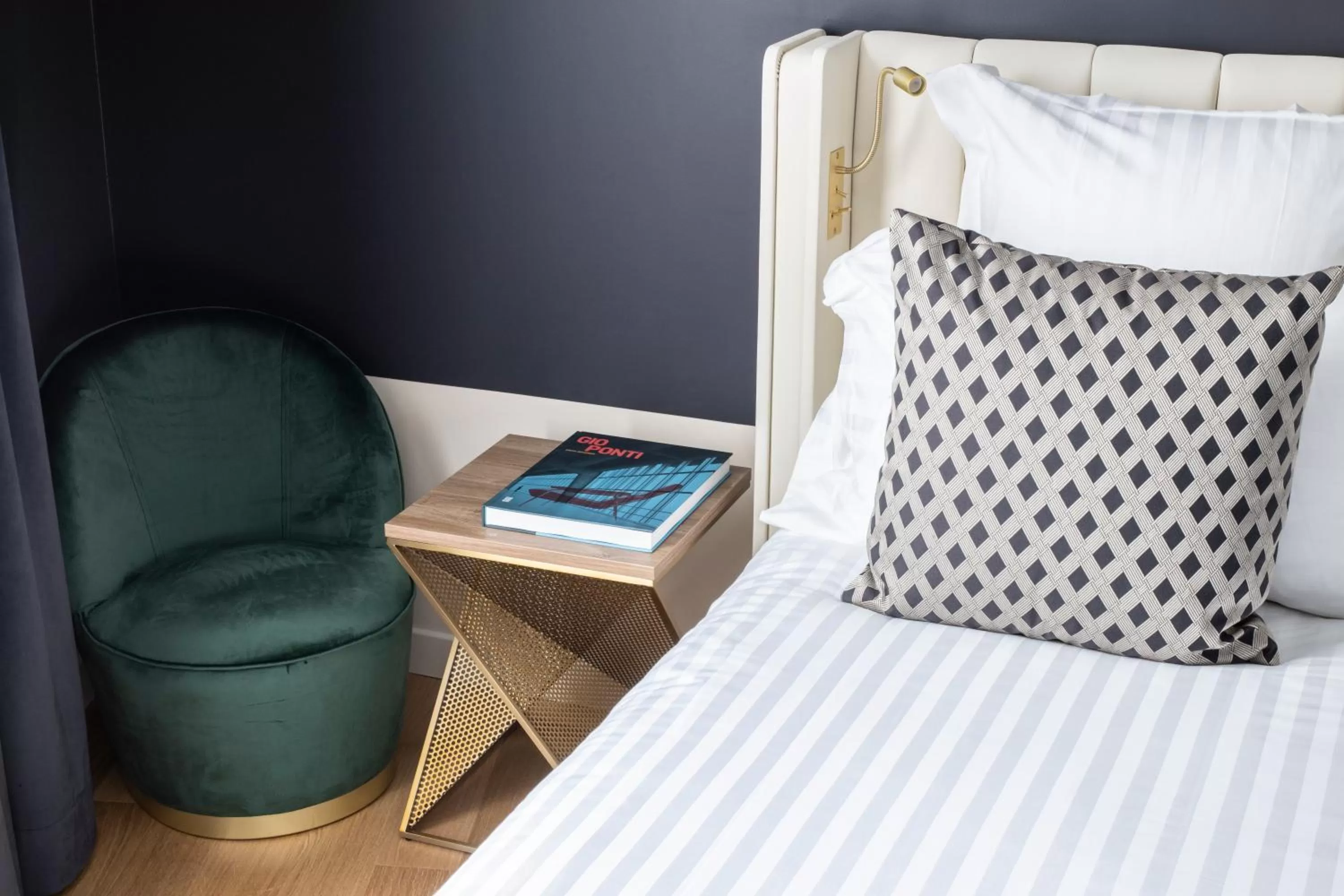 Bedroom, Bed in Hôtel Parisianer