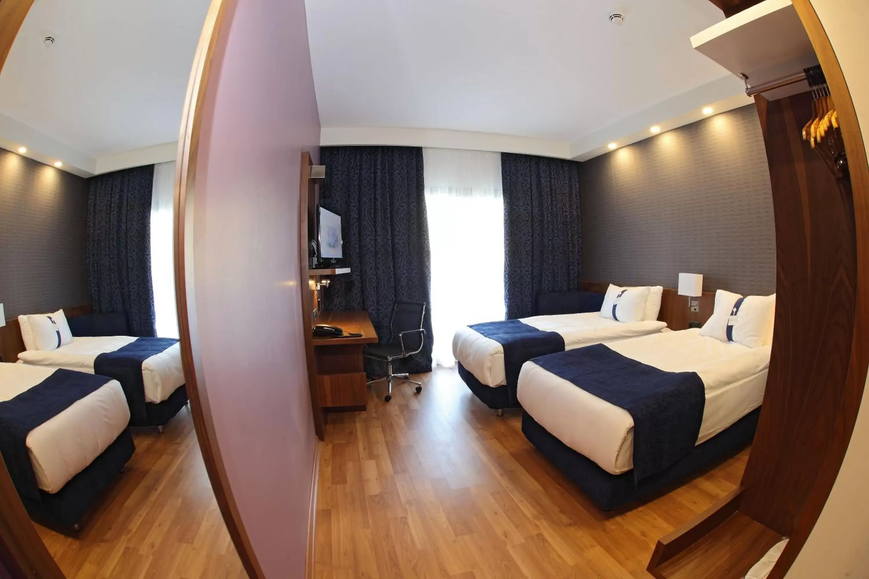 TV and multimedia, Bed in Holiday Inn Express Manisa-West, an IHG Hotel