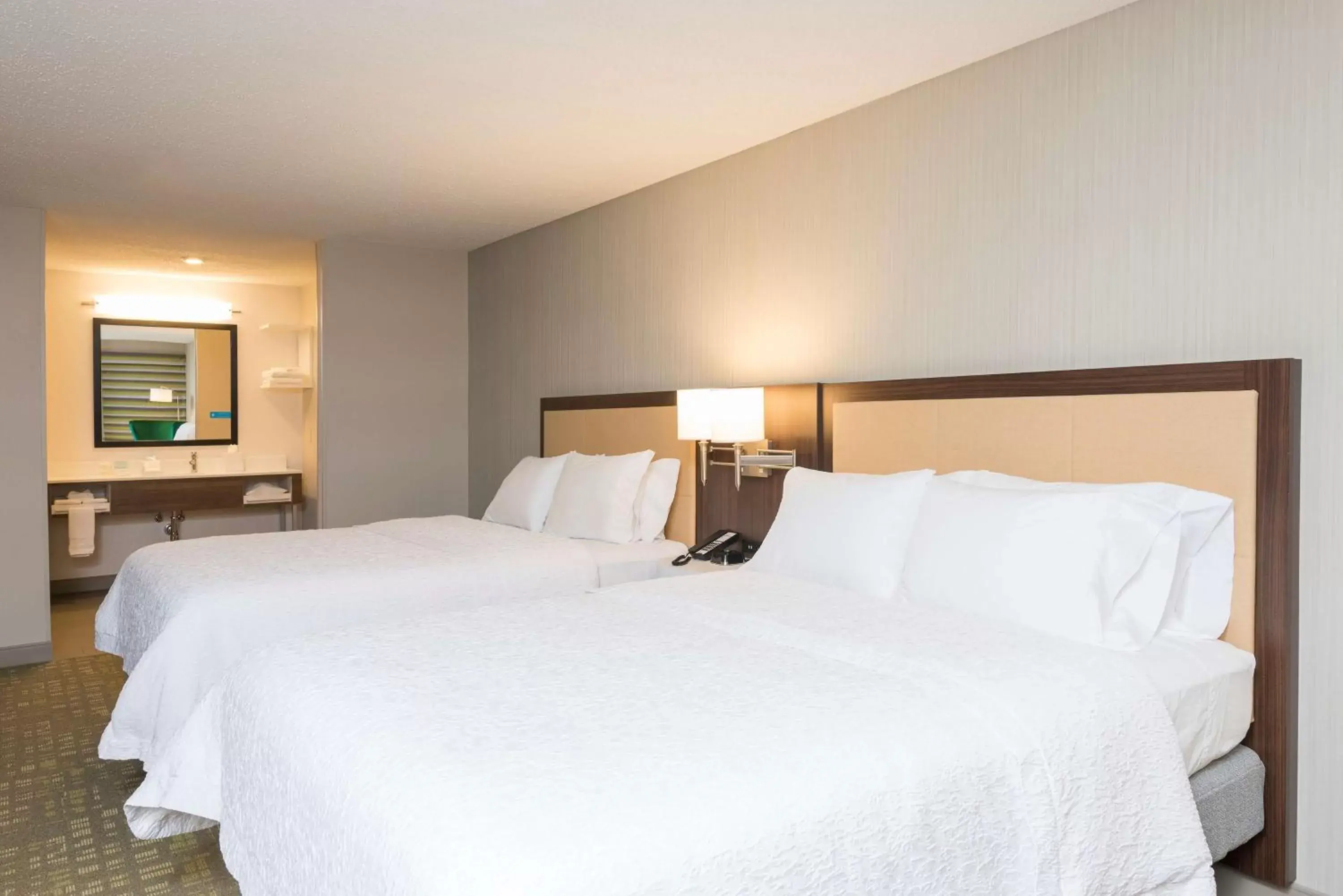 Bed in Hampton Inn & Suites East Lansing