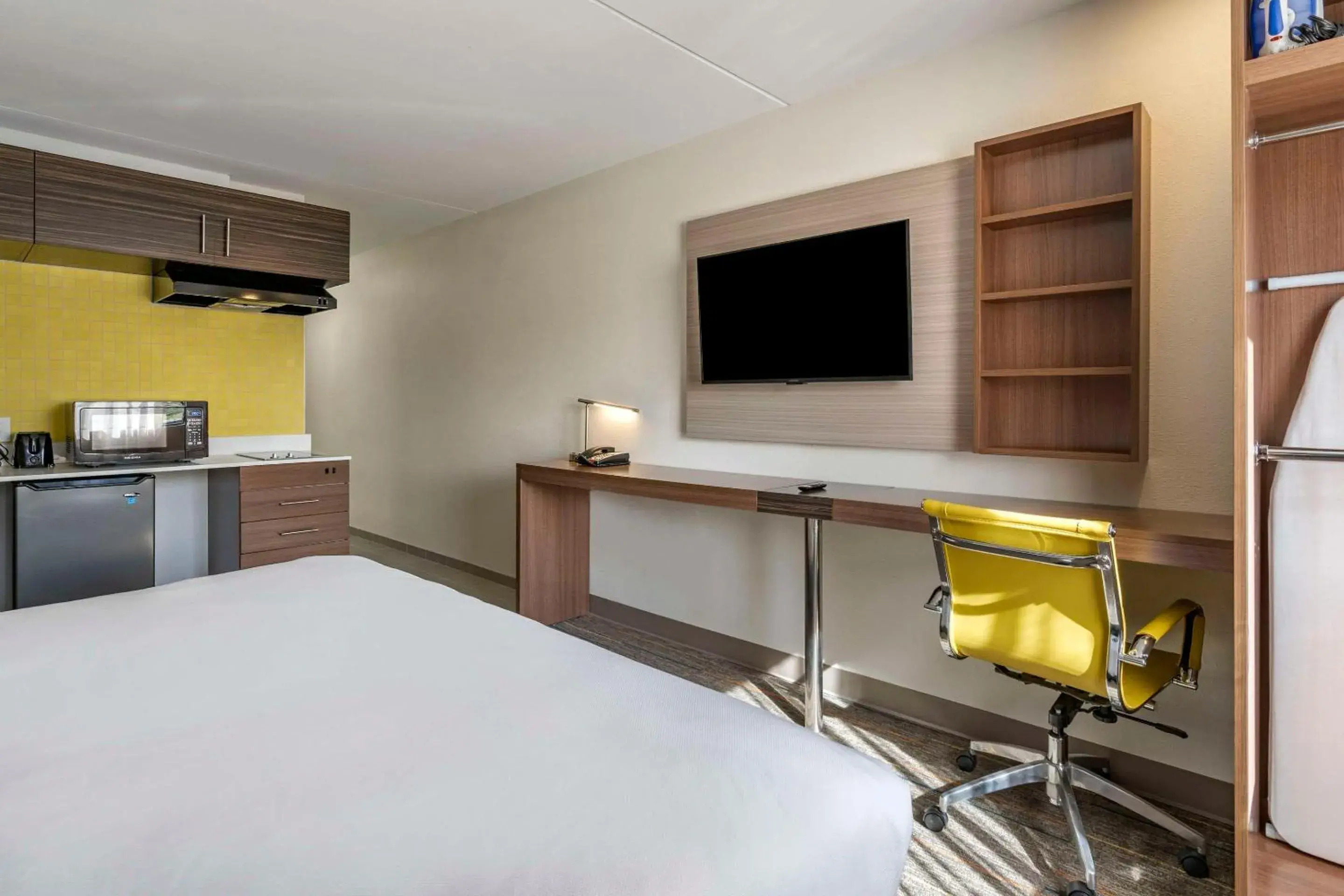 Bedroom, TV/Entertainment Center in MainStay Suites Lexington I-75