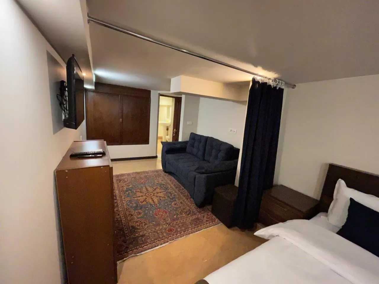 Communal lounge/ TV room, TV/Entertainment Center in Time Hotel & Tours