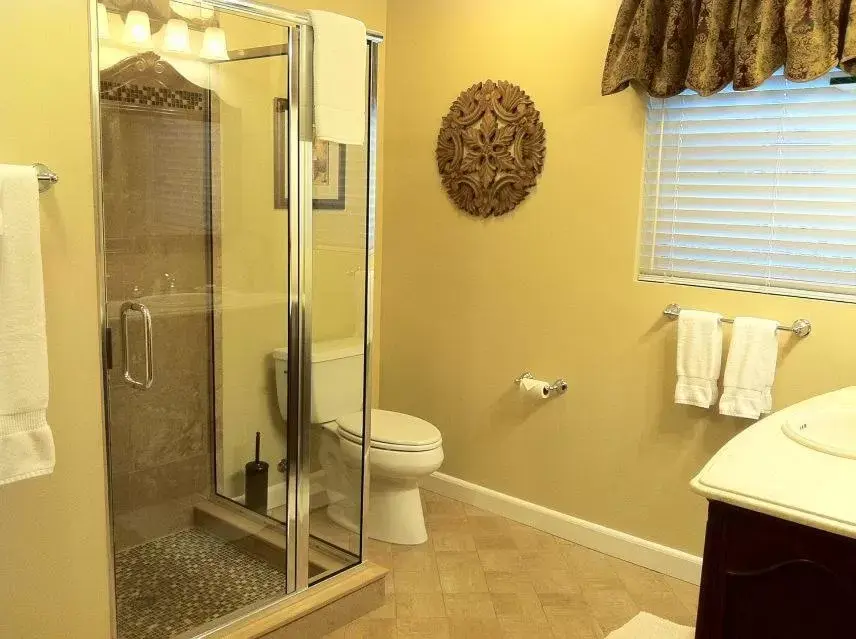 Bathroom in Brookside Mountain Mist Inn